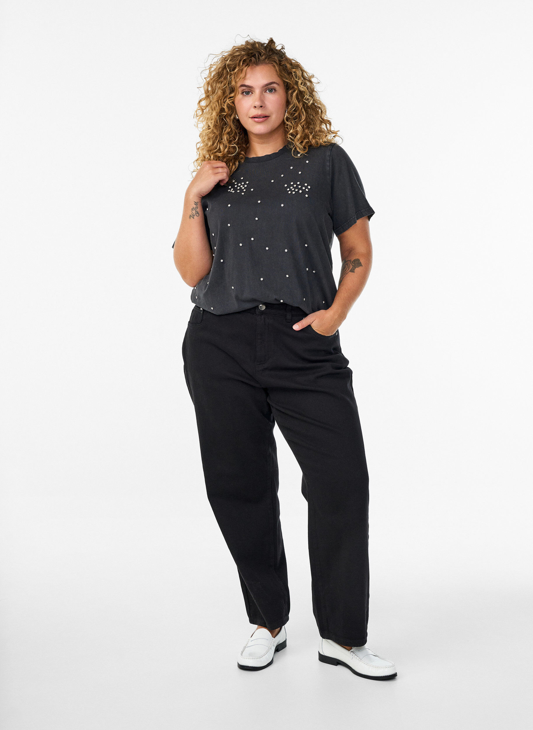 Zizzi Dit T-shirt met een gewassen look en rhinestones, Grijs, Model image number 1