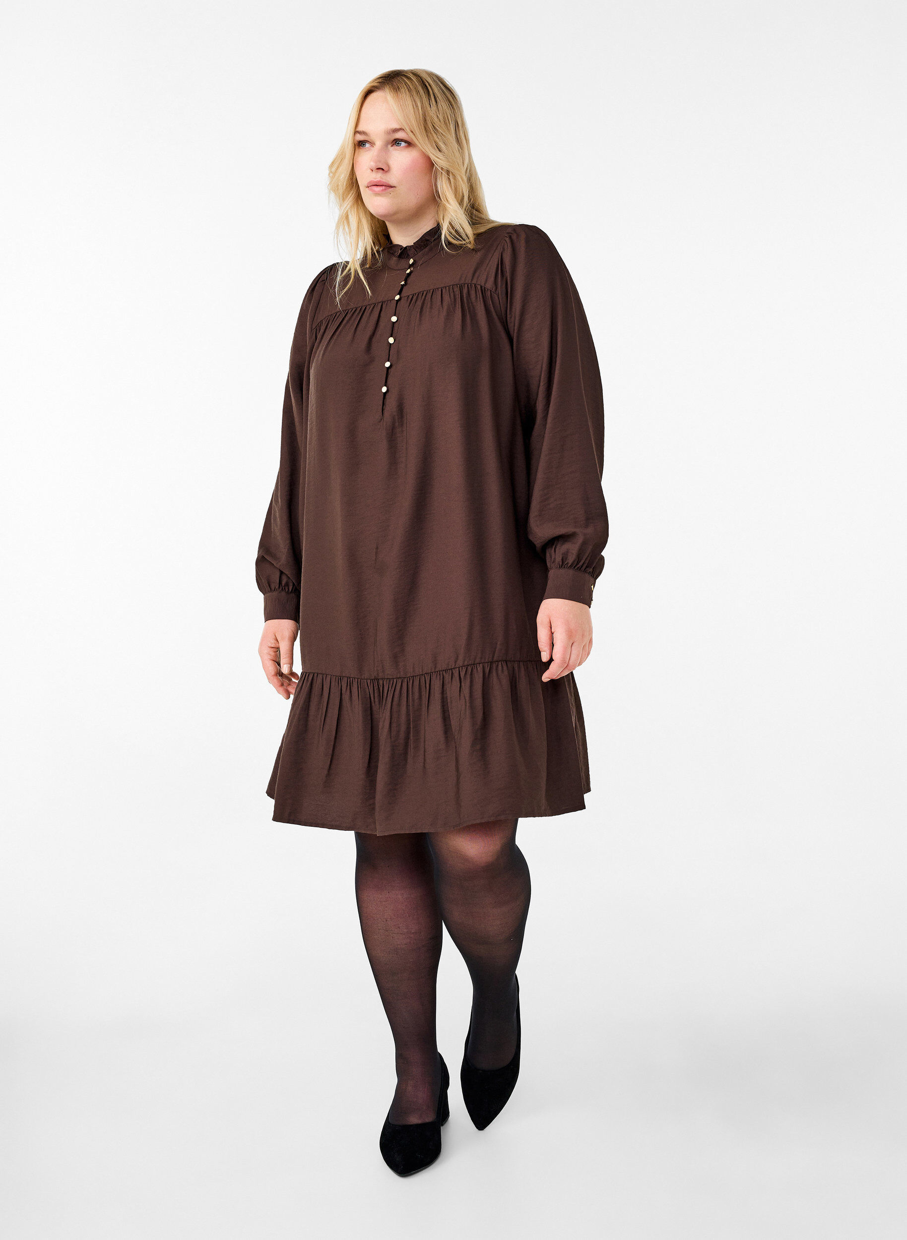 Zizzi Korte jurk met kraag met ruches, Seal Brown, Model image number 2