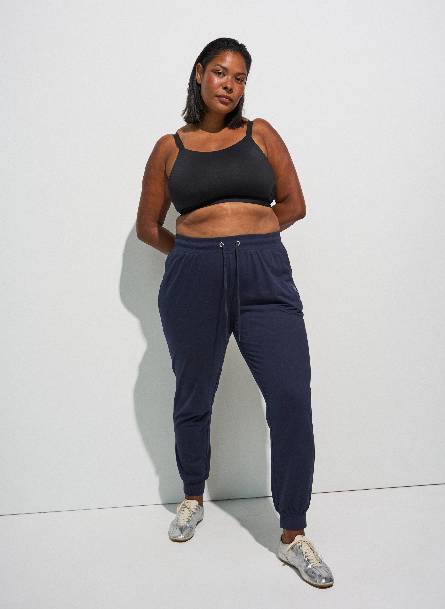 ZizziLosse trainingsbroek met zakken, Blauw, Model image number 1