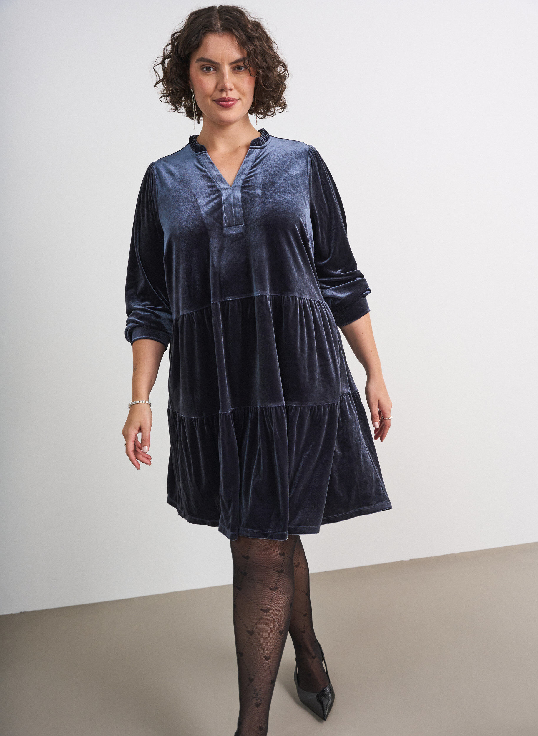 Veloursjurk met lange mouwen en een ruchekraag, Blauw, Model