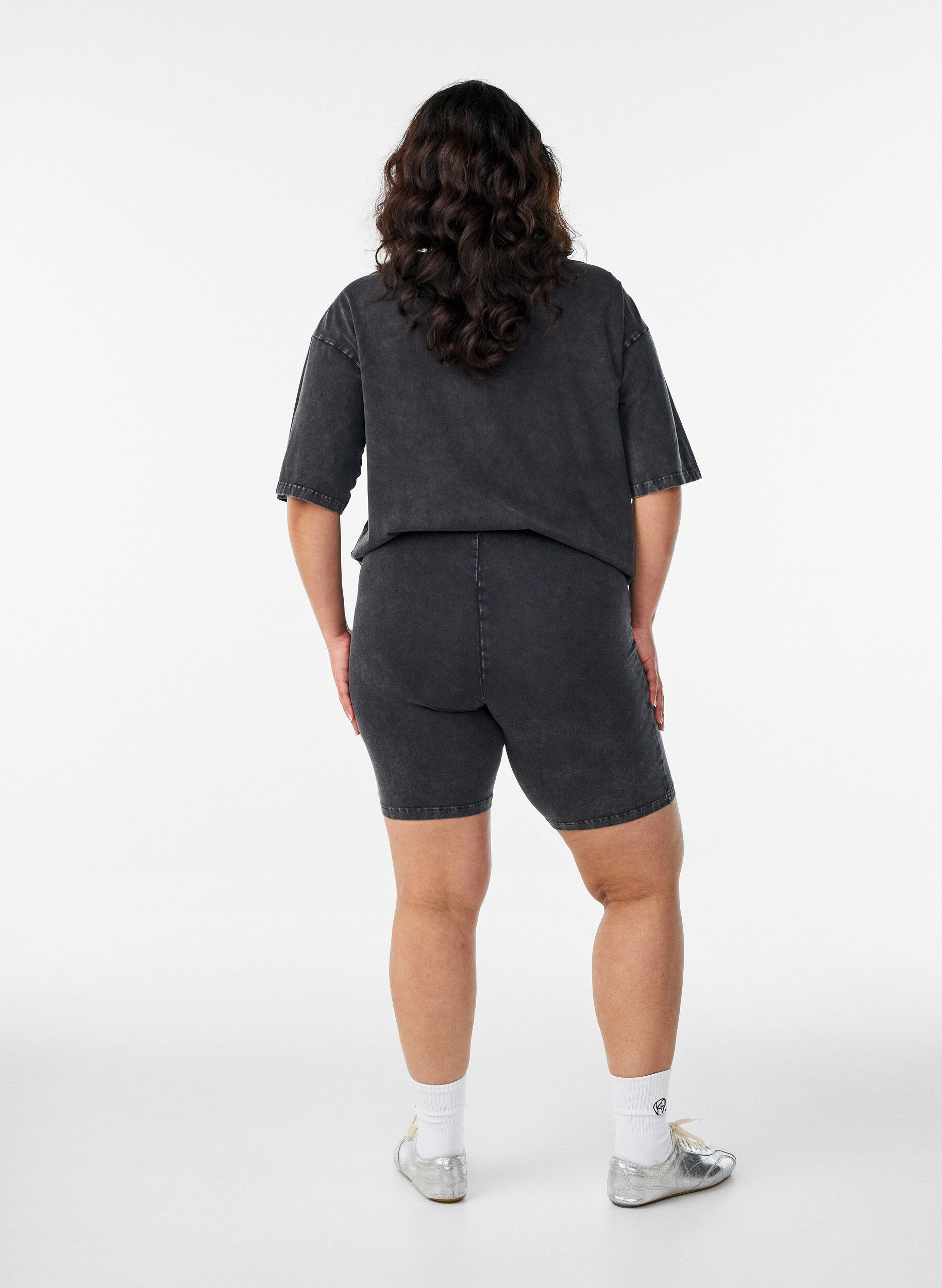 Zizzi Strakke jersey shorts met een gewassen effect, Zwart, Model image number 2