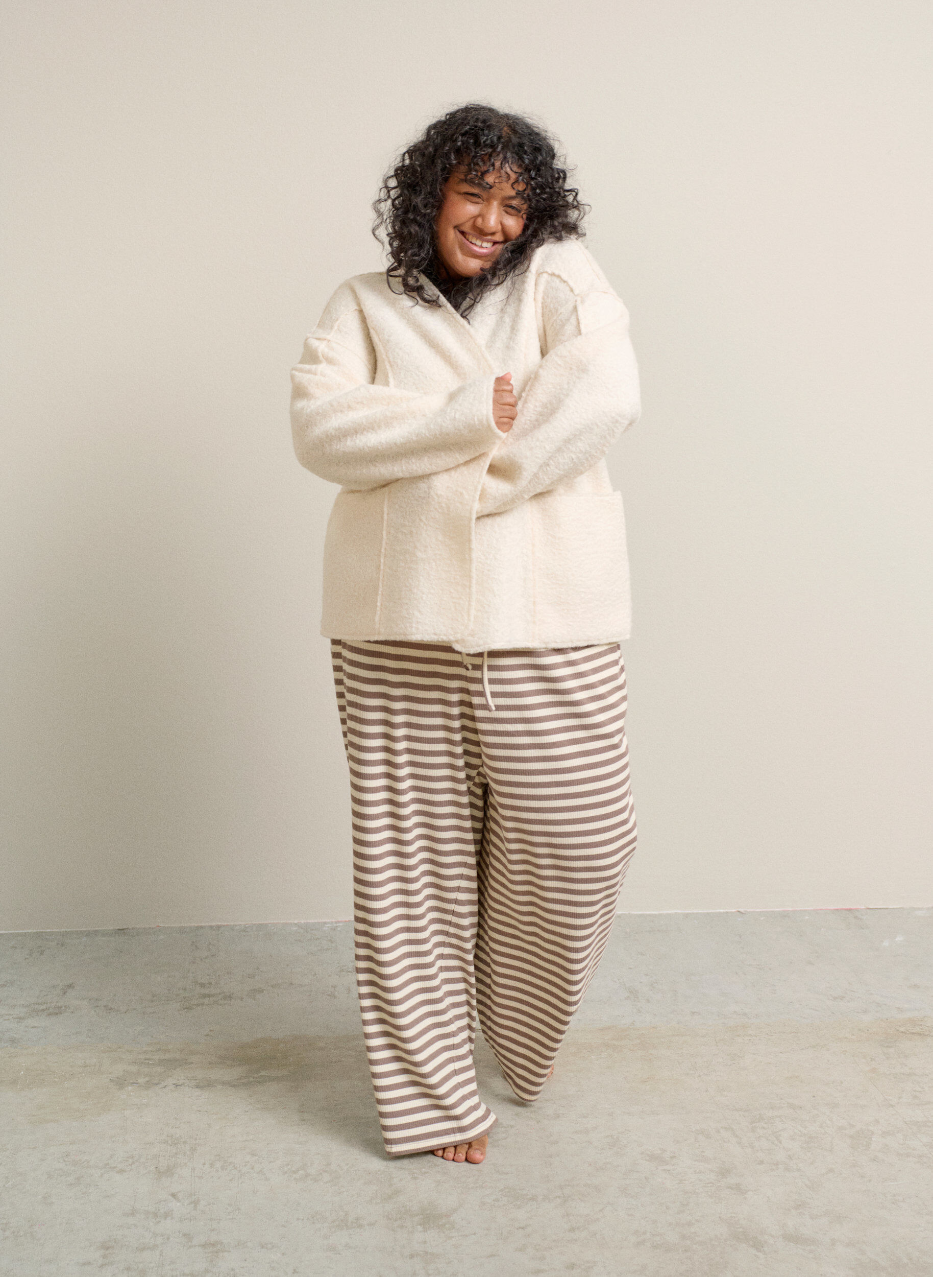 Zizzi Gestreepte pyjamabroek met een high waist en wijde pijpen, Beige, Image image number 0