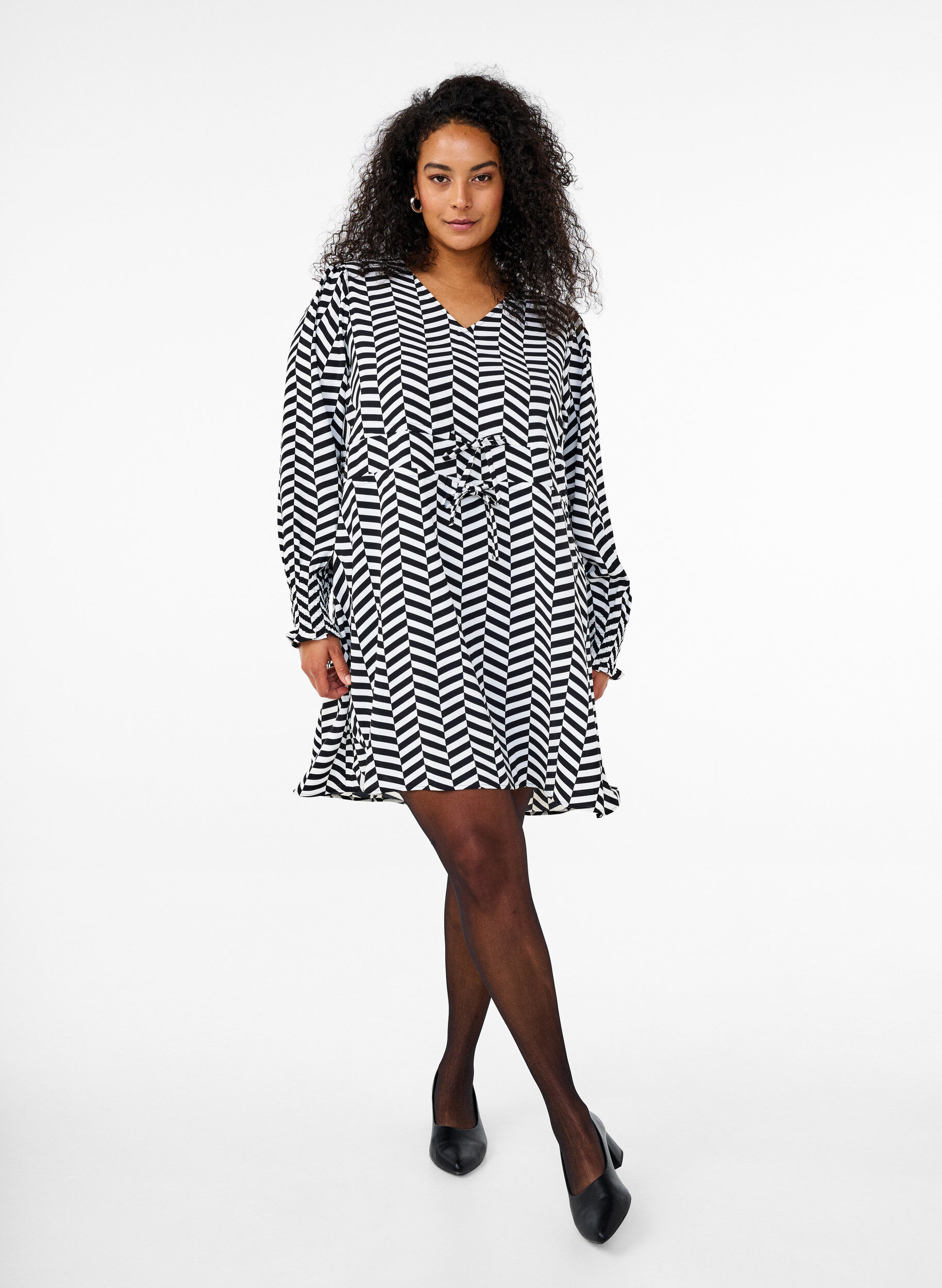 Zizzi Jurk met strikceinturen in de taille, Zwart, Model image number 1