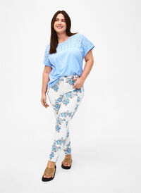 Superslanke Amy jeans met bloemenprint, White B.AOP, Model