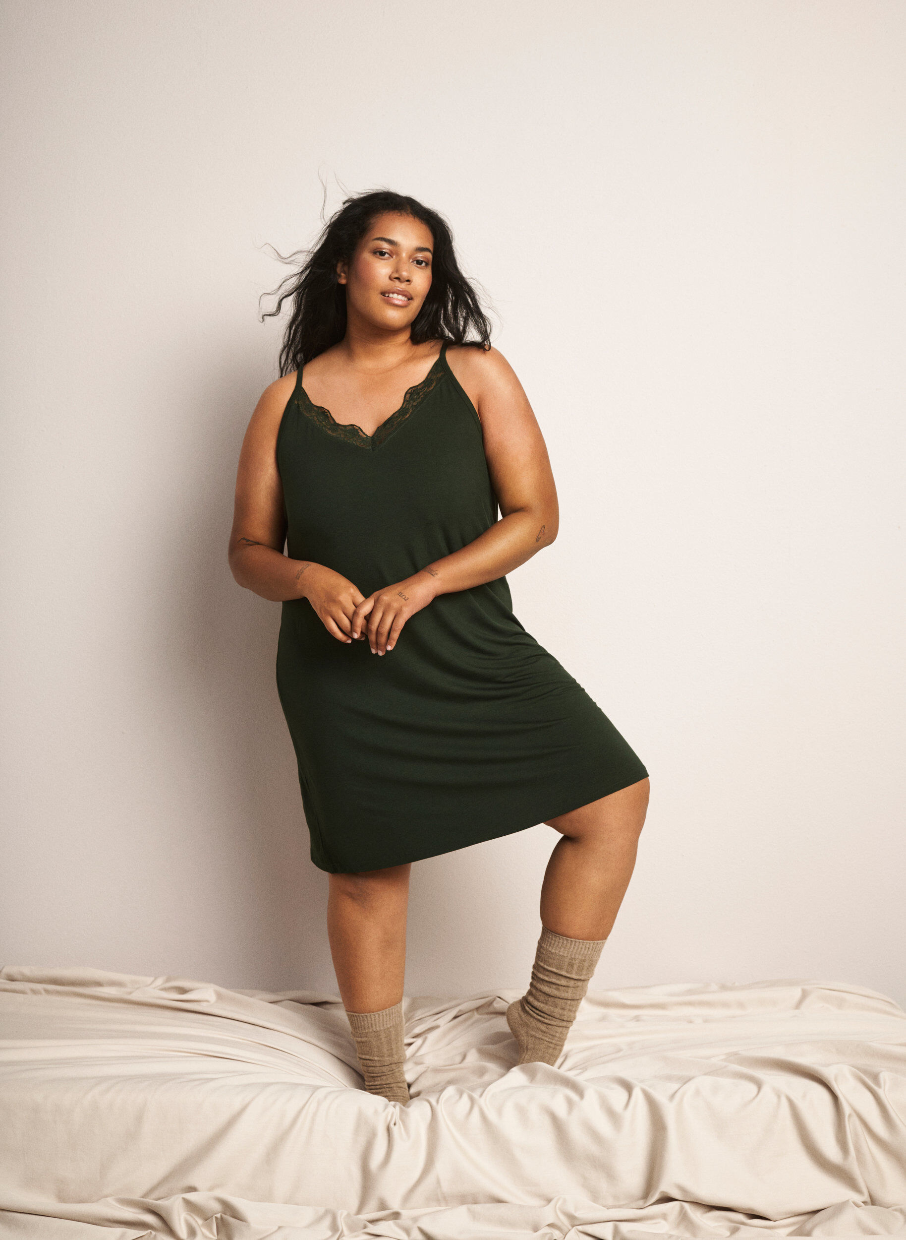 Zizzi Pyjama jurk met kanten rand in viscose, Groen, Image image number 0