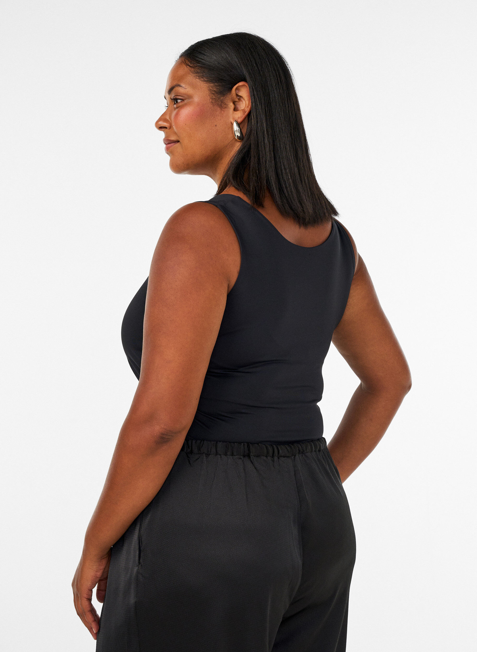ZizziNauwsluitende basic top van een gladde stof, Zwart, Model image number 2