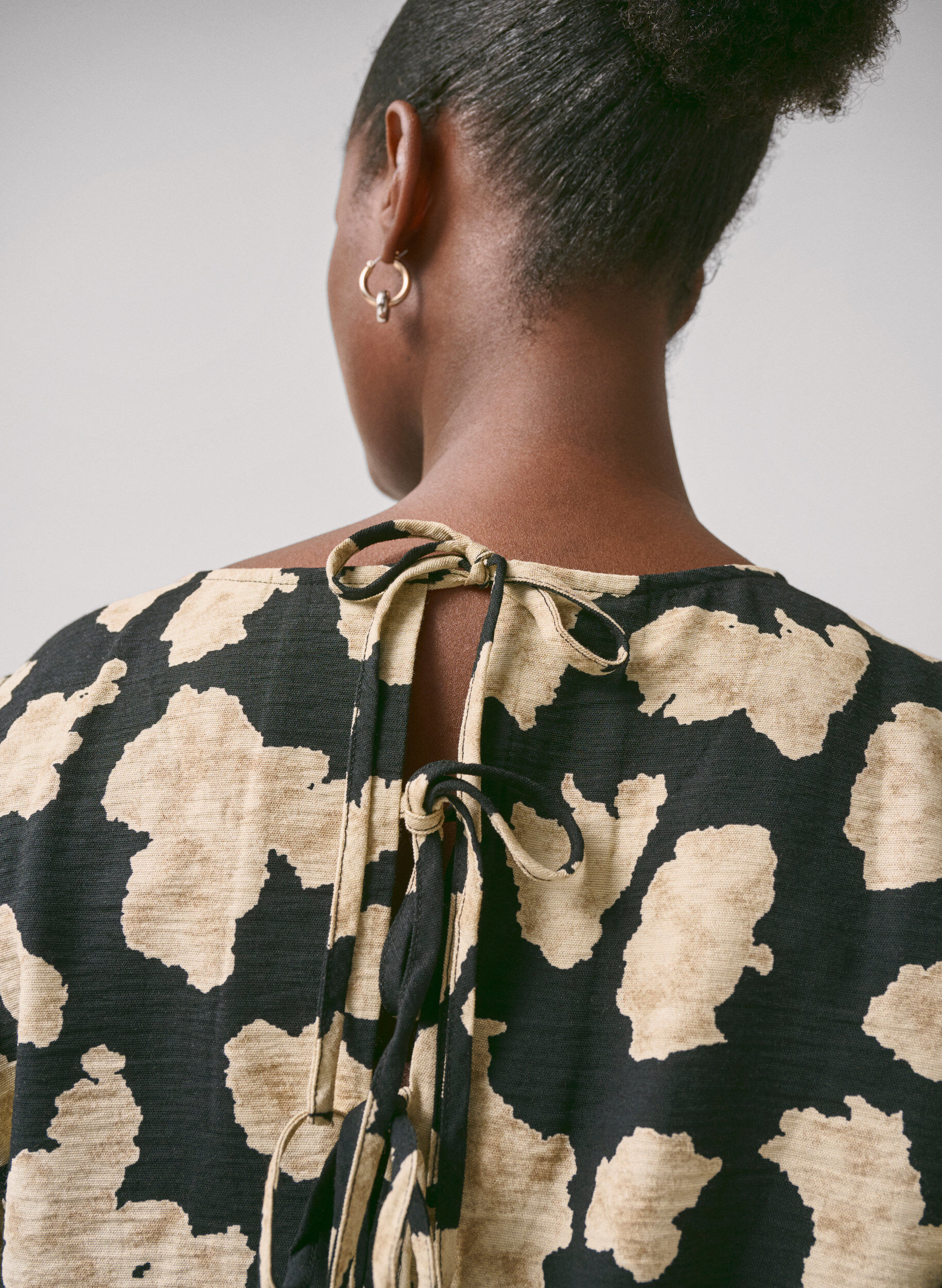 Zizzi Jurk met lange mouwen, print en strikjes, Zwart, Image image number 1