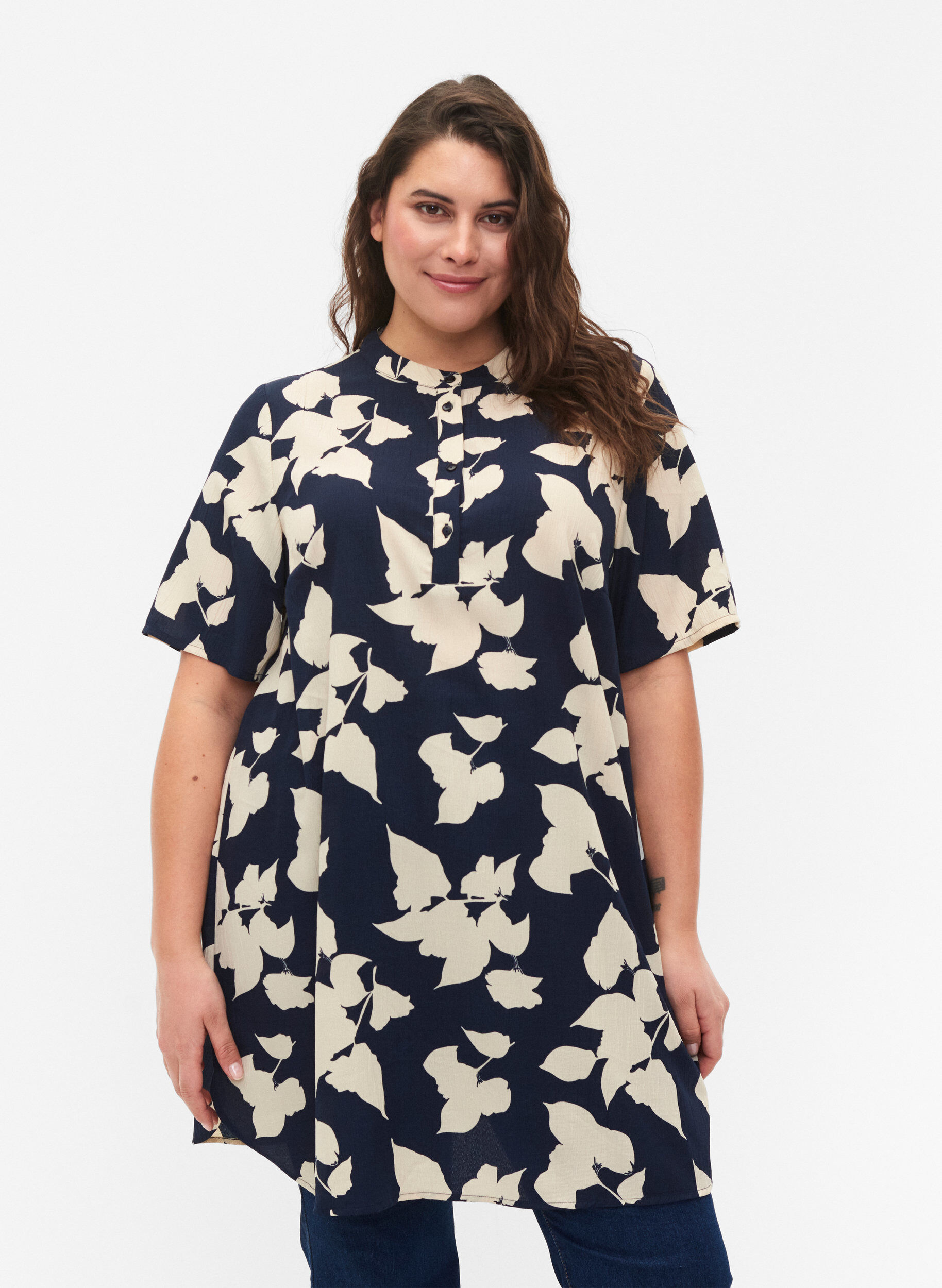 Zizzi FLASH - Bloemen tuniek met korte mouwen, Blue White Flower, Model image number 0