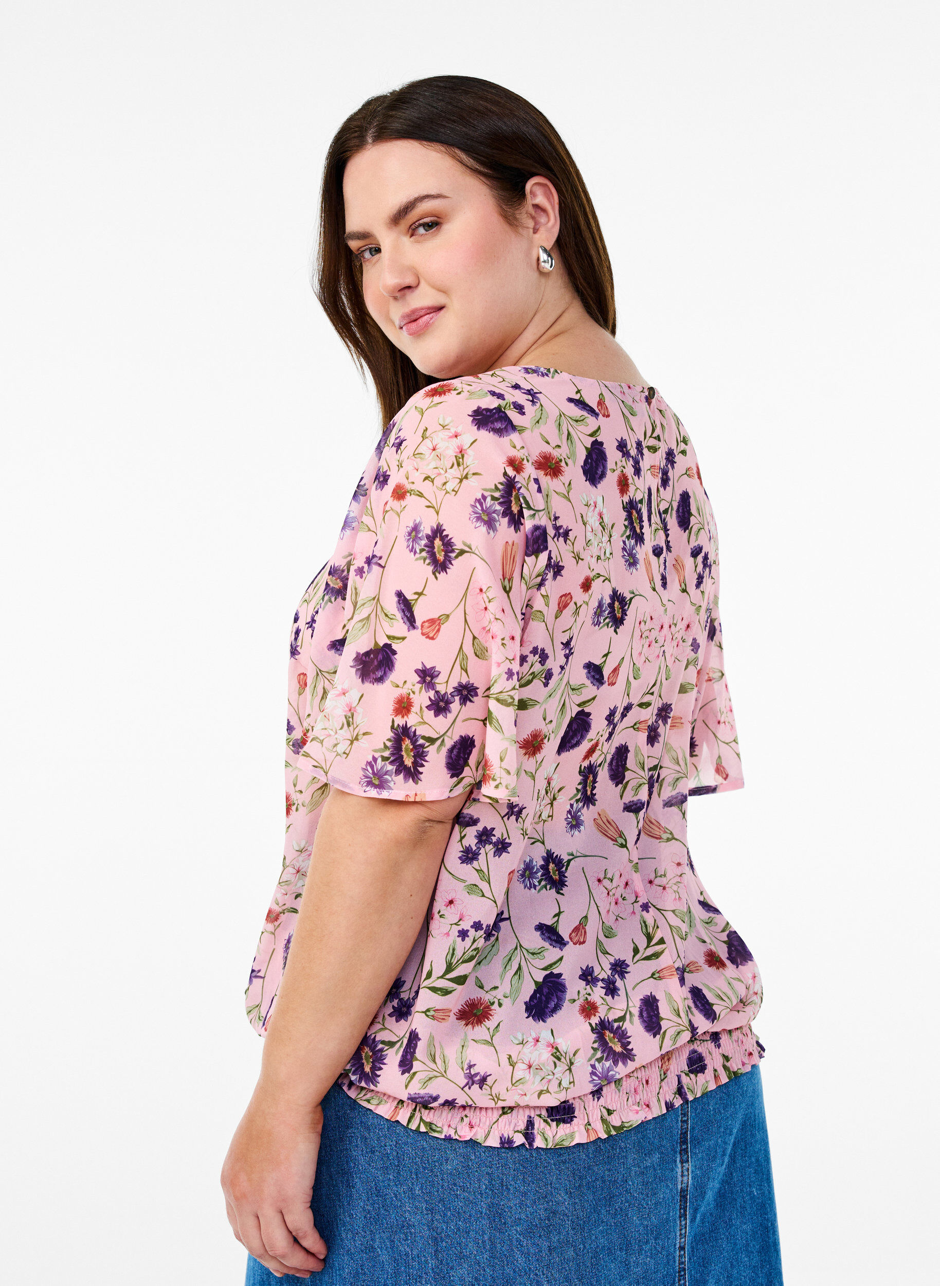 Zizzi Bloemenblouse met korte mouwen en smokwerk, Roze, Model image number 2