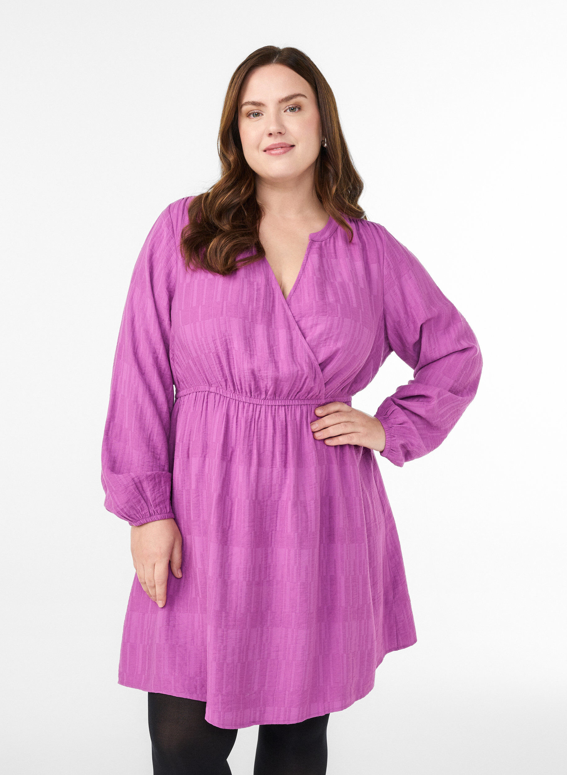 Korte jurk met structuur en wikkel-look, Paars, Model