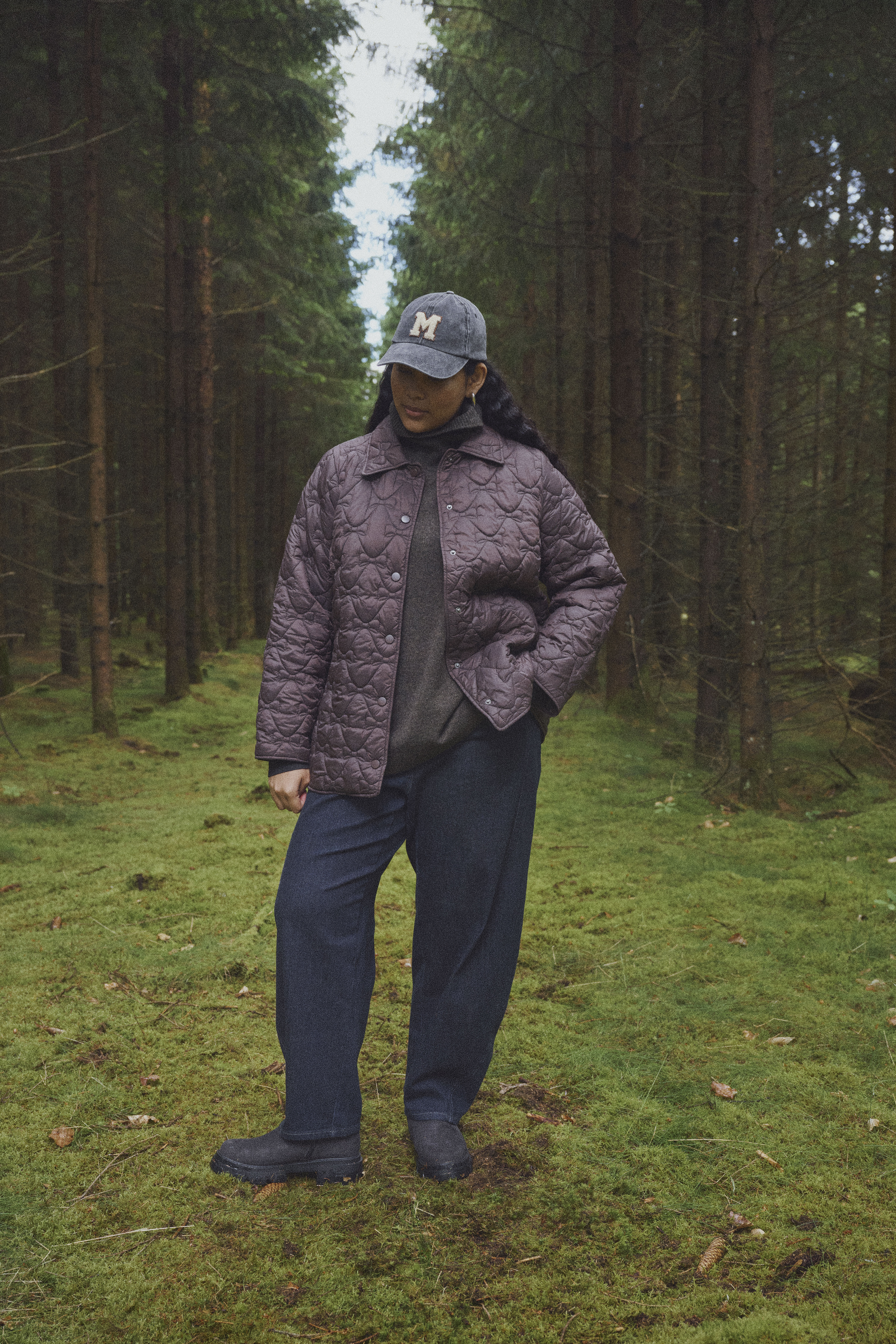 Natuurlijke alledaagse stijl in diepe tinten, , Model