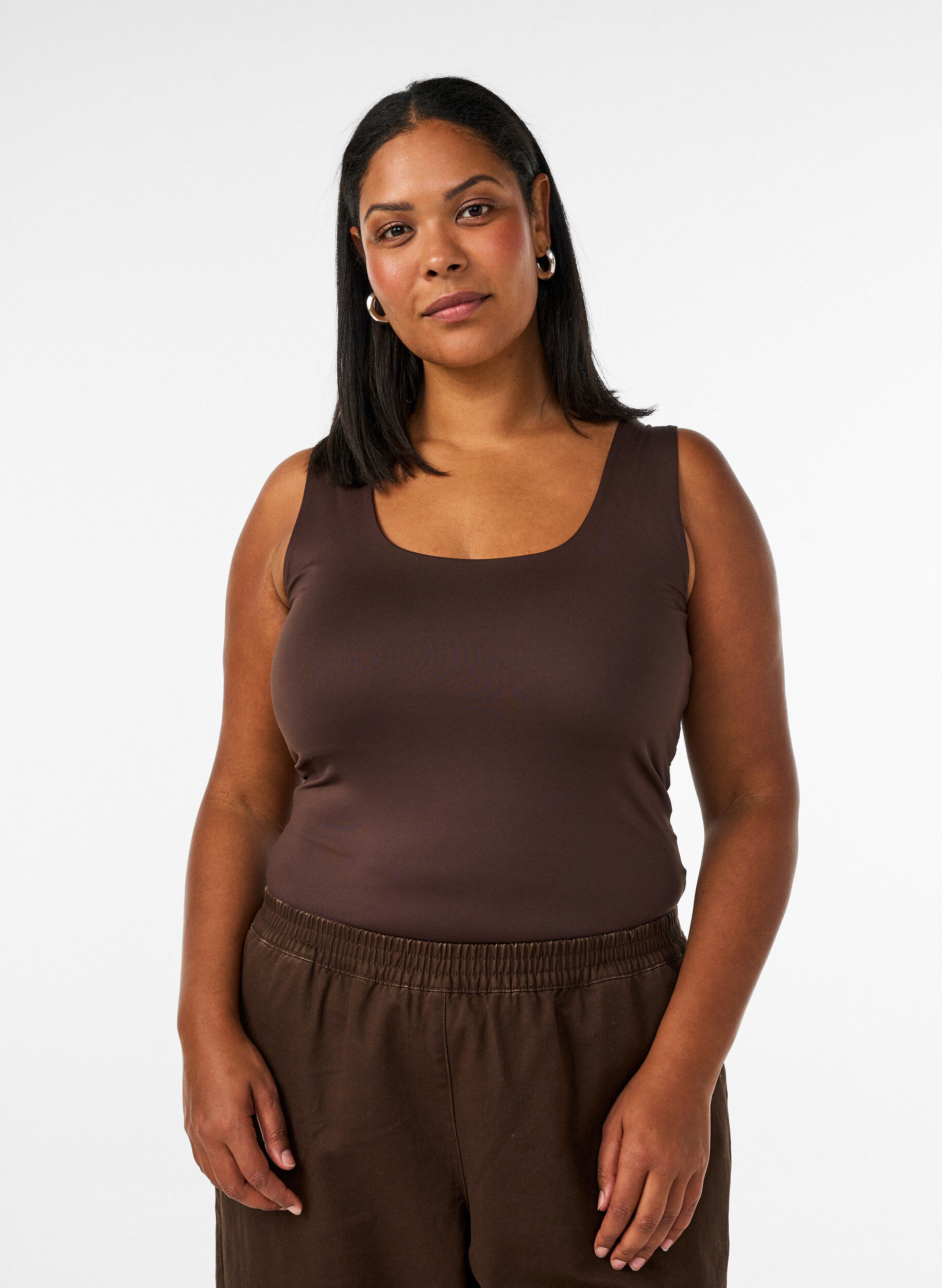 Aansluitende basic top van een gladde stof, Bruin, Model