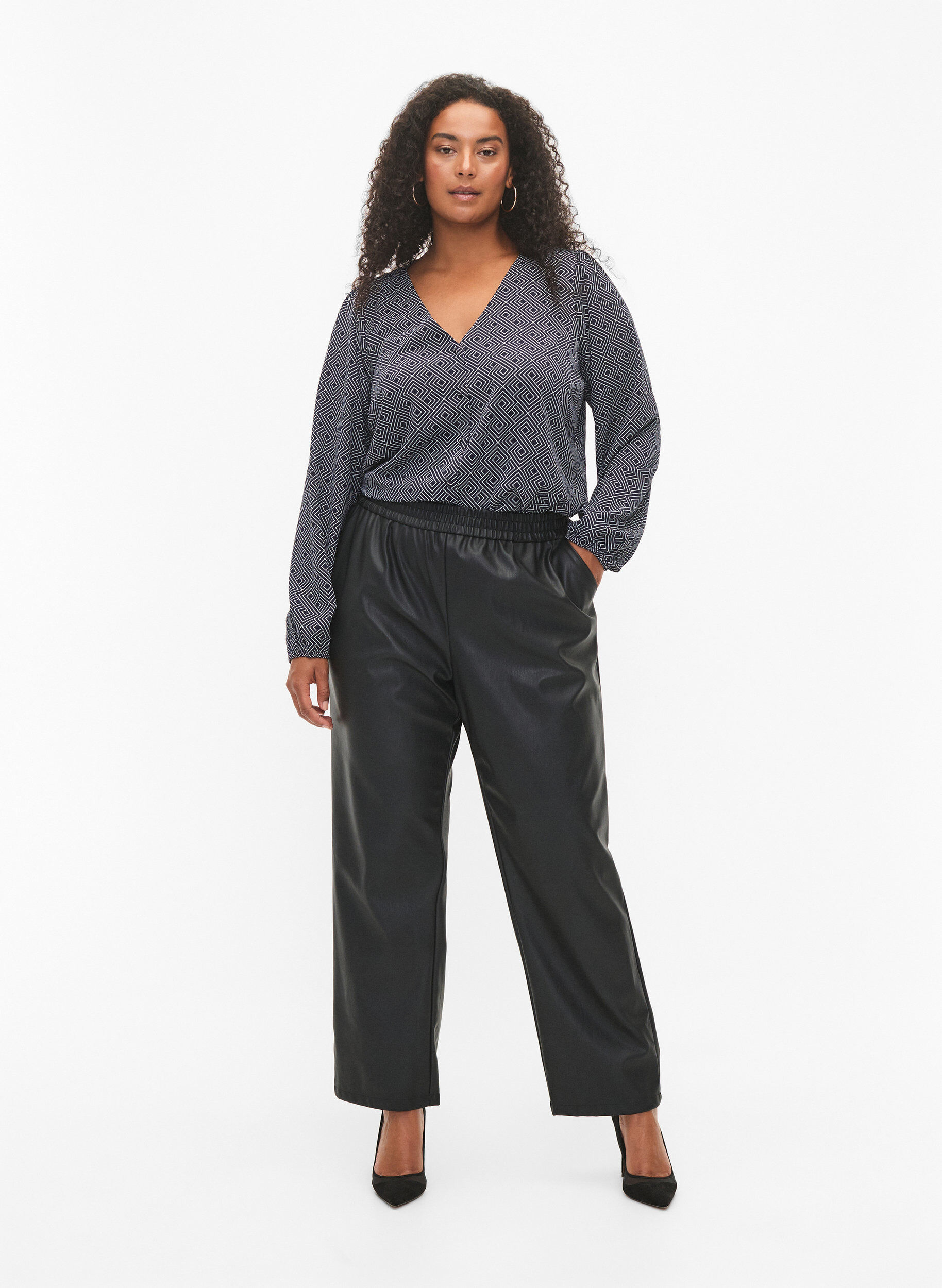Zizzi Broek van imitatieleer met zakken, Black, Model image number 0