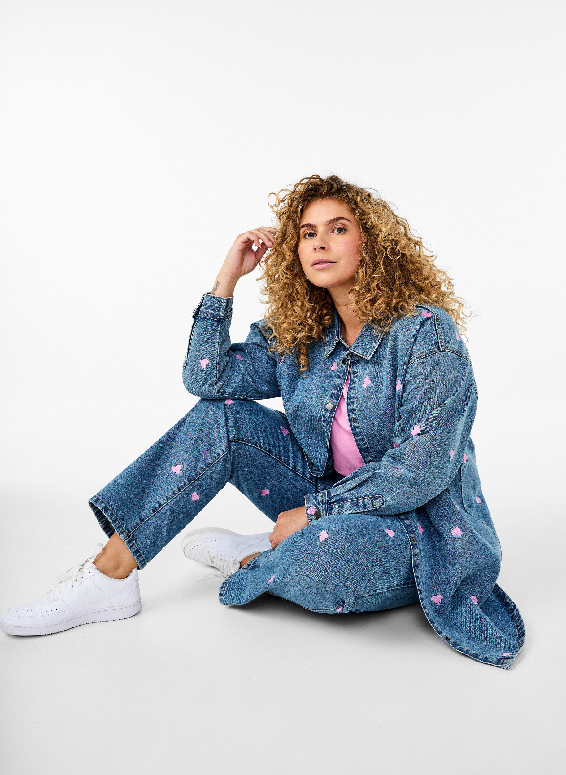 Zizzi Losse denimshirt met geborduurde hartjes, Light Blue Heart, Image image number 0