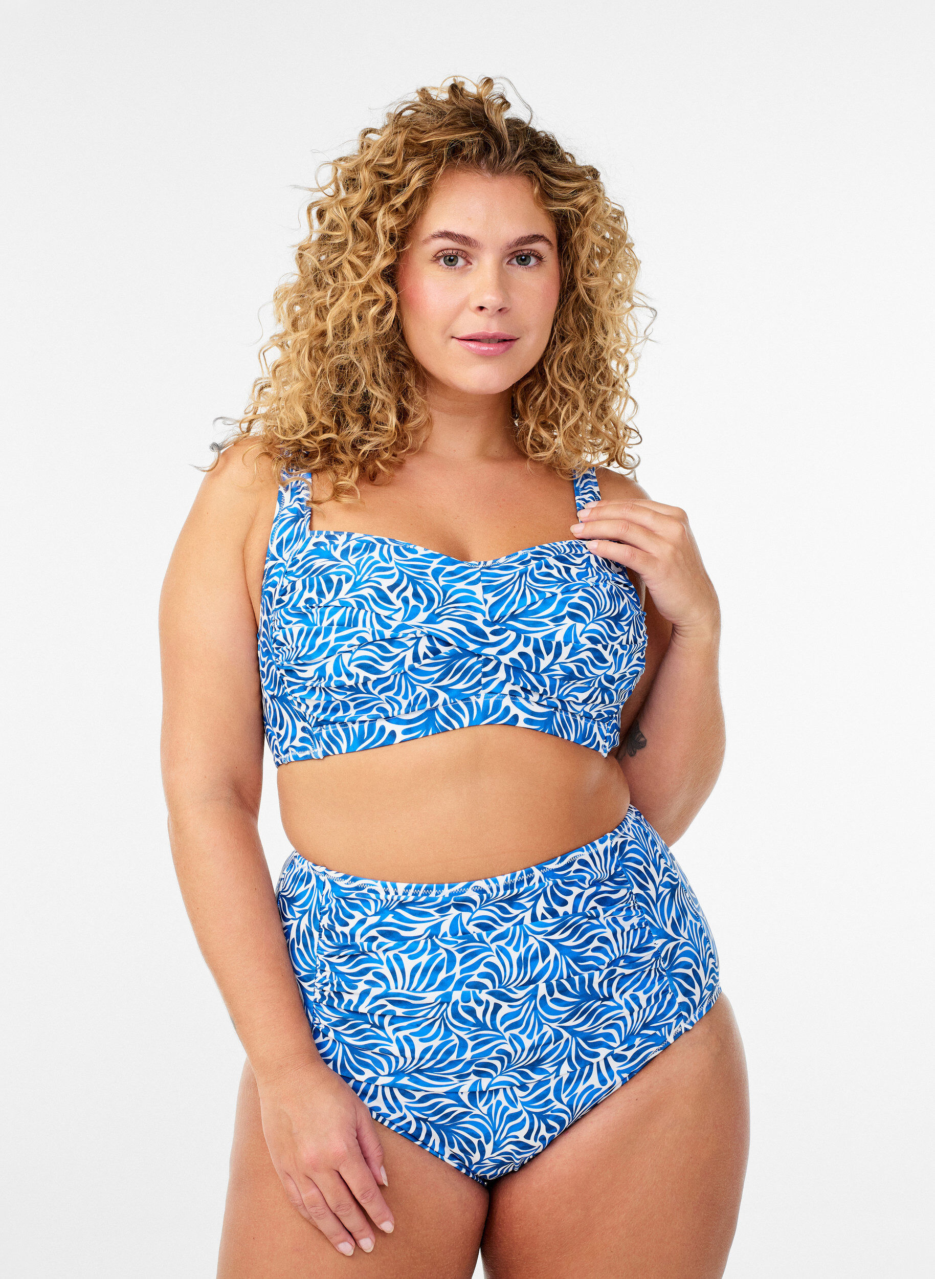 Zizzi Gewatteerde bikinitop met print, Blauw, Model image number 1
