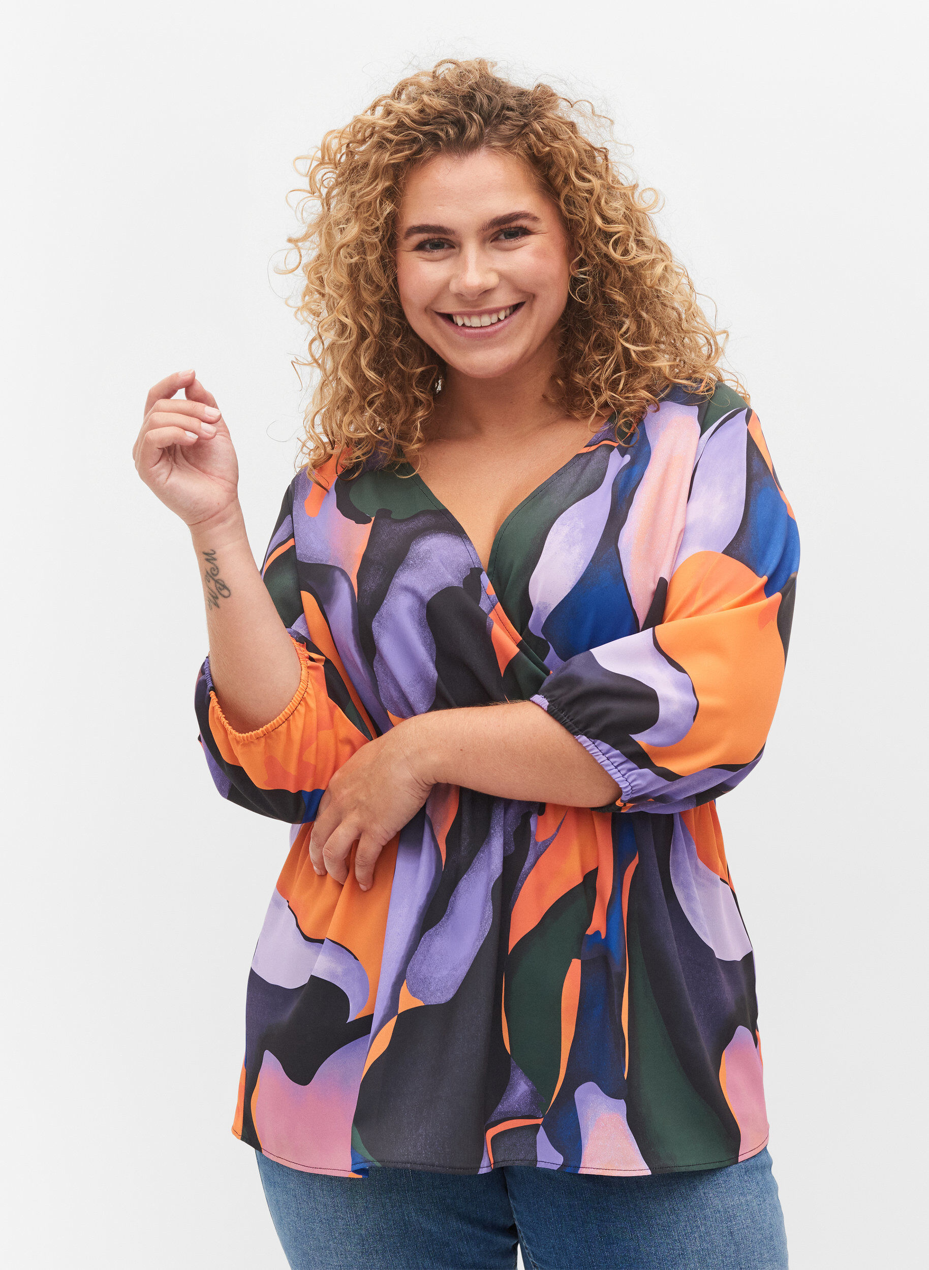 Zizzi Bedrukte blouse met wikkel-look en 3/4 mouwen, Big Scale Print, Model image number 0