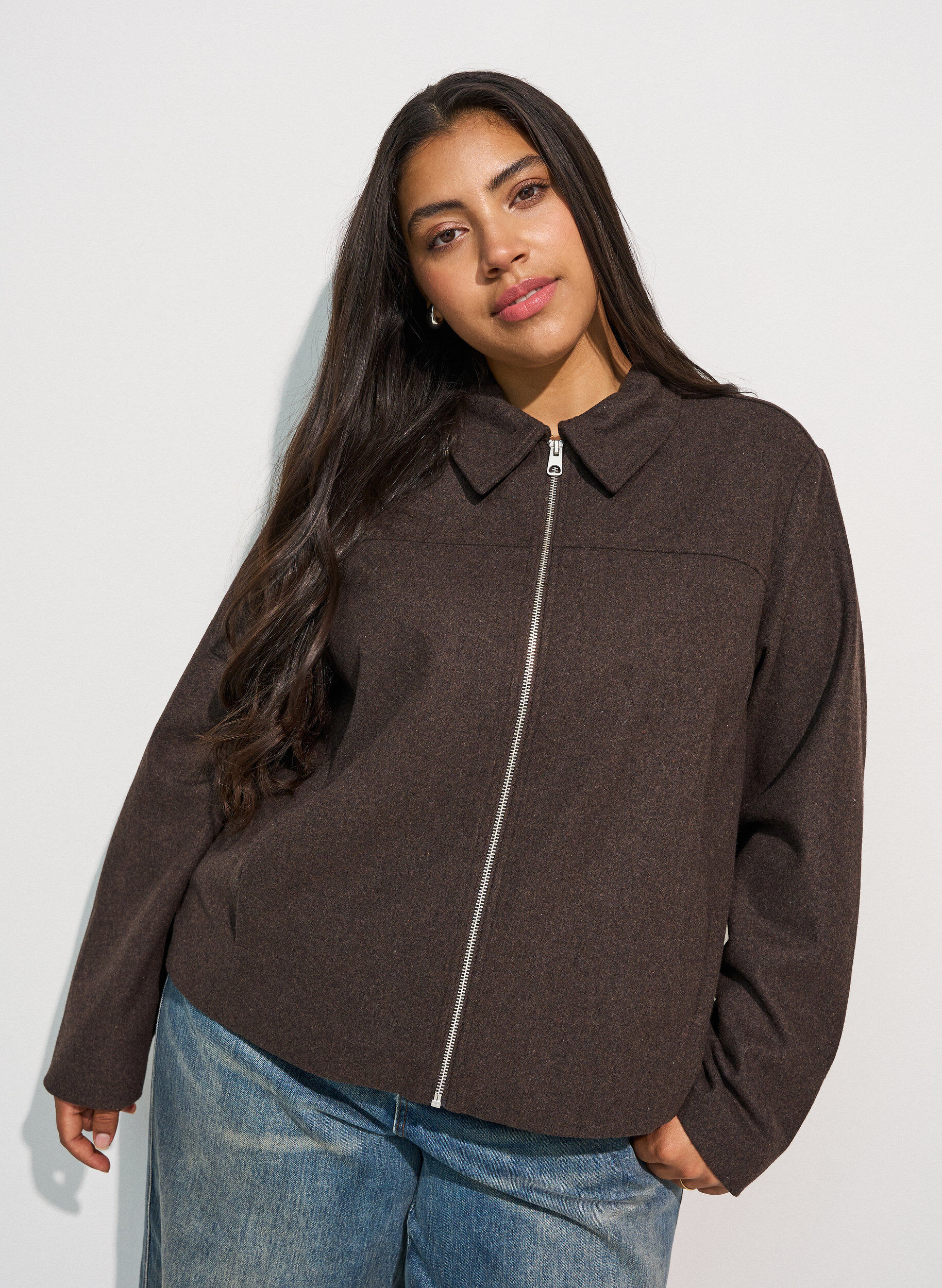 Korte jas met overhemdkraag en ritssluiting, Bruin, Model
