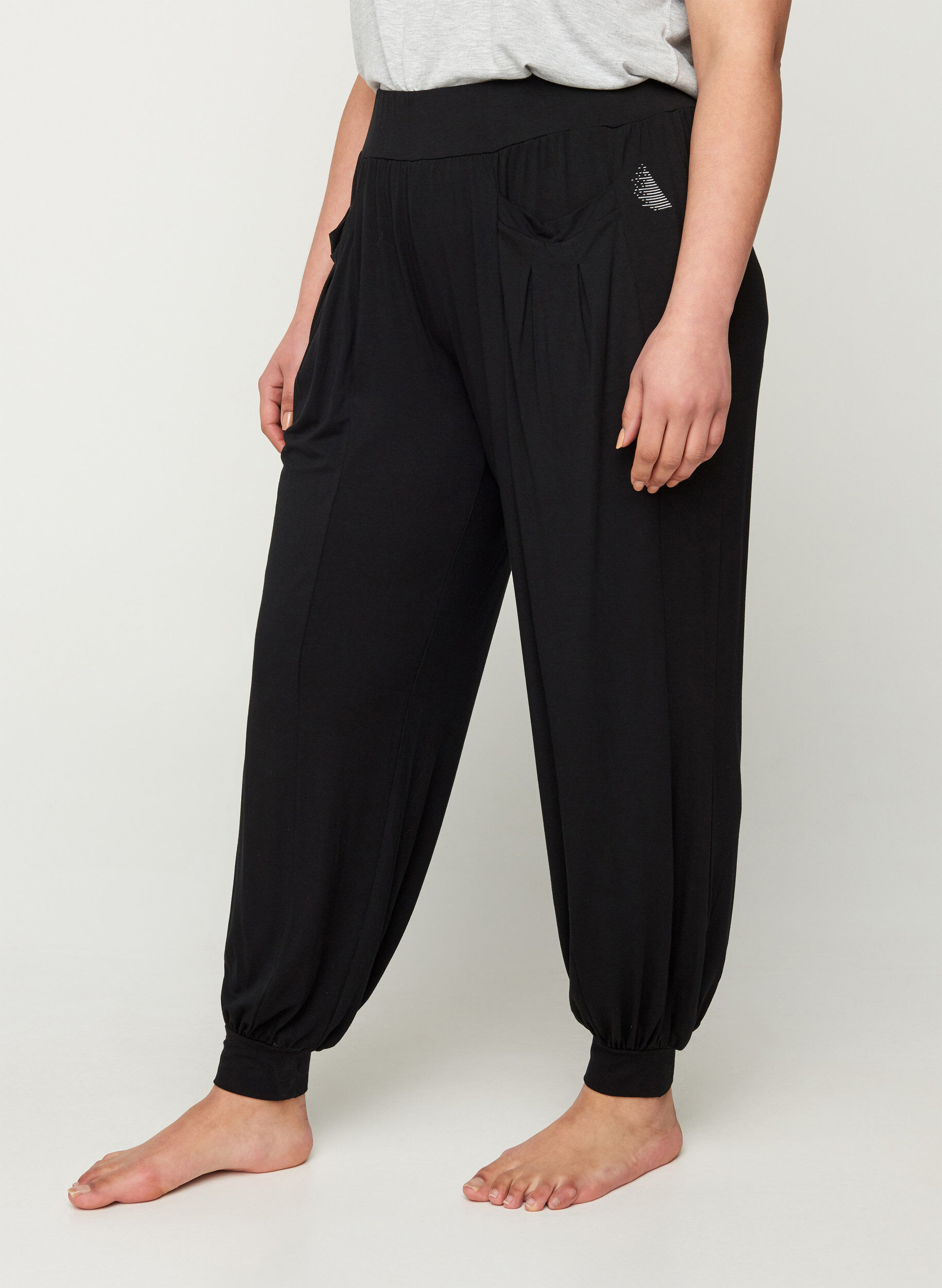 Zizzi Losse viscose broek met zakken, Black, Model image number 0