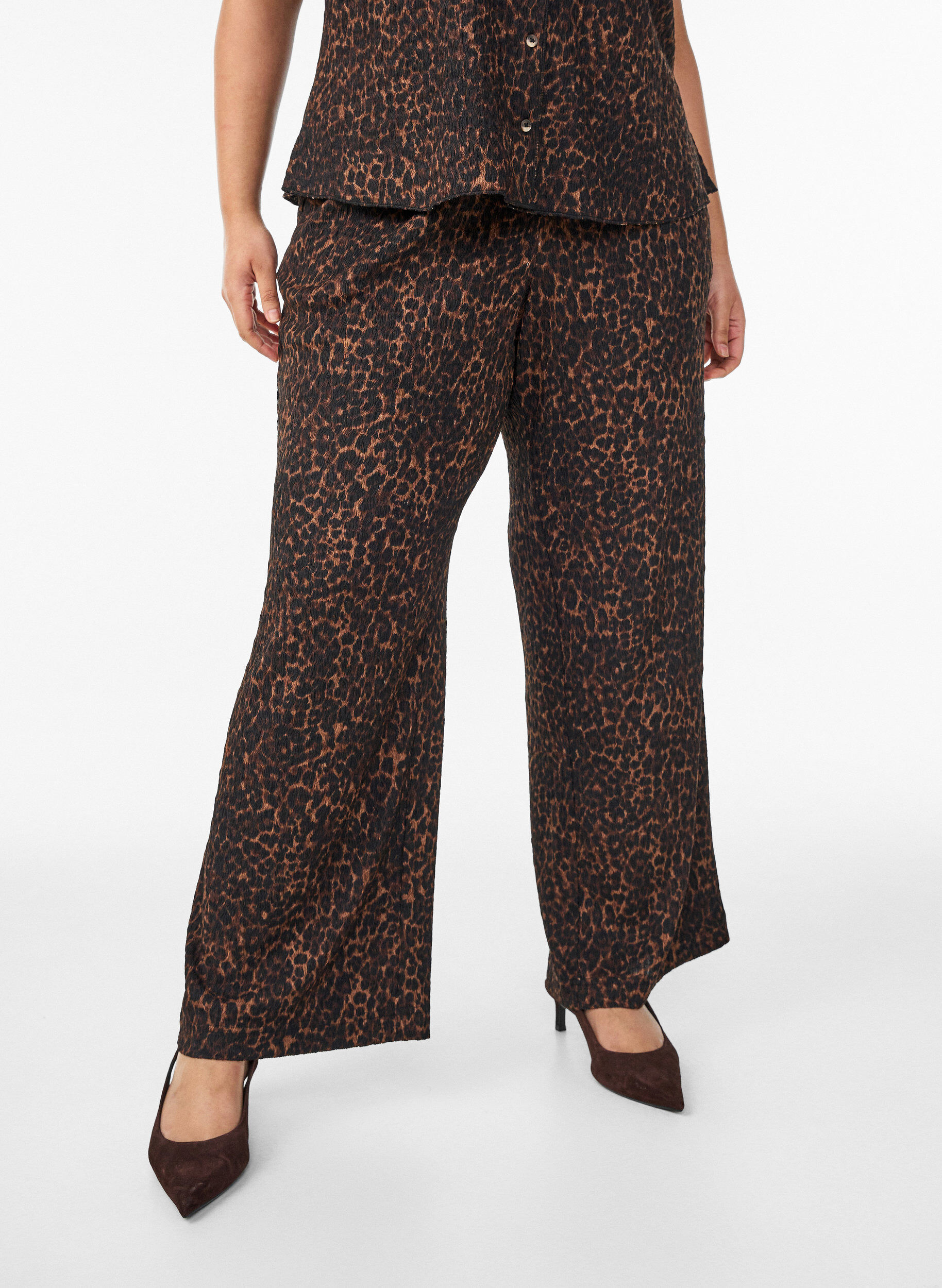 Zizzi Broek met een golvende textuur, Bruin, Model image number 2