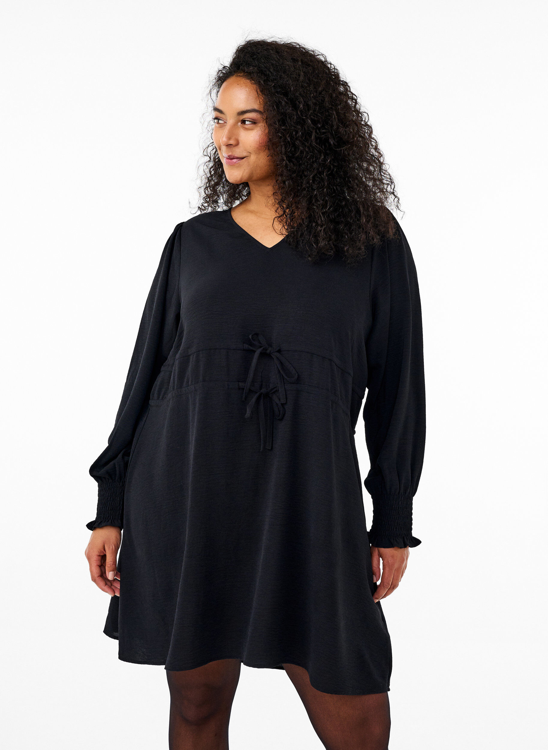 Zizzi Jurk met strikceinturen in de taille, Zwart, Model image number 0