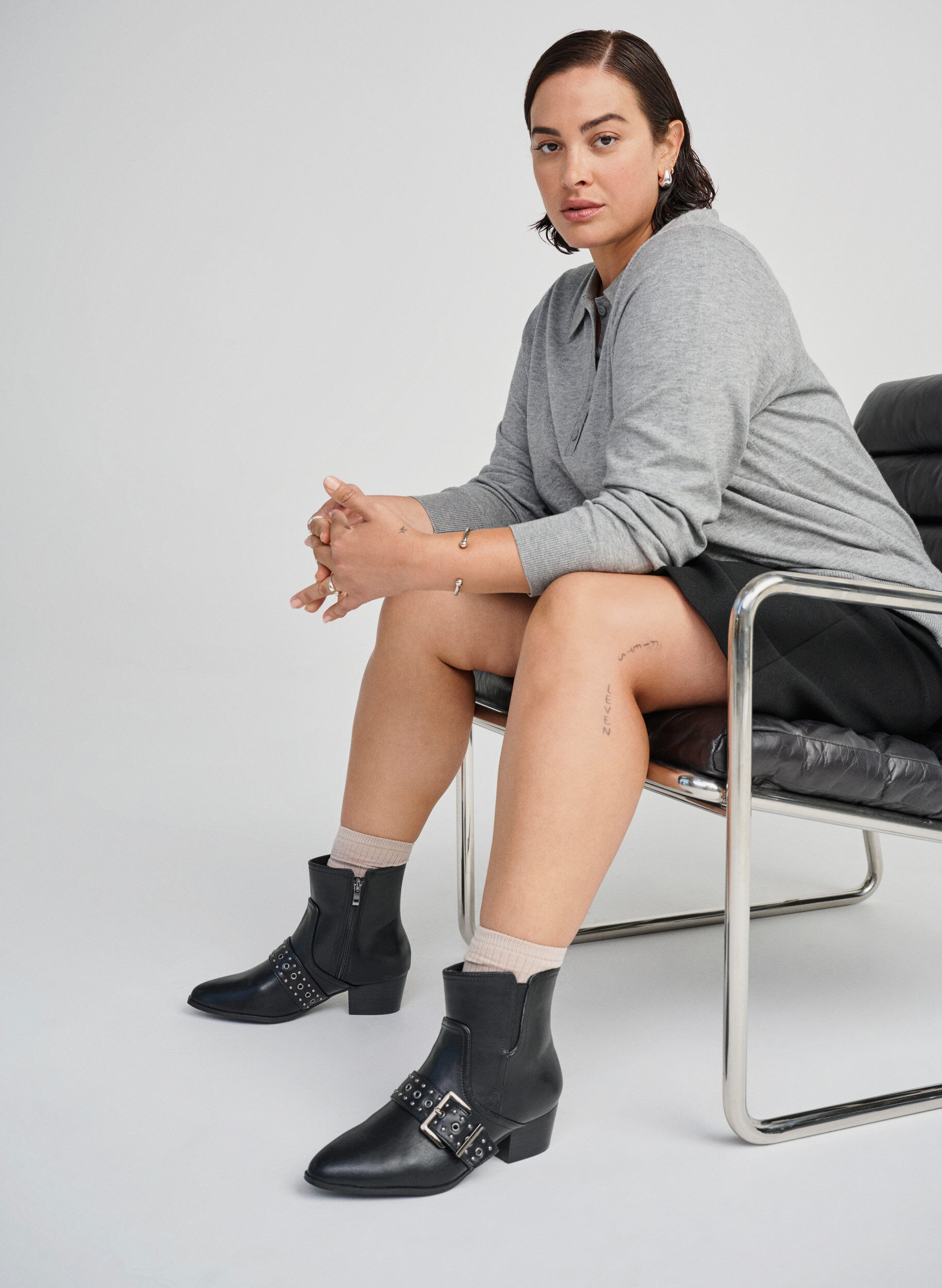 Enkellaars van leer met gesp en studs