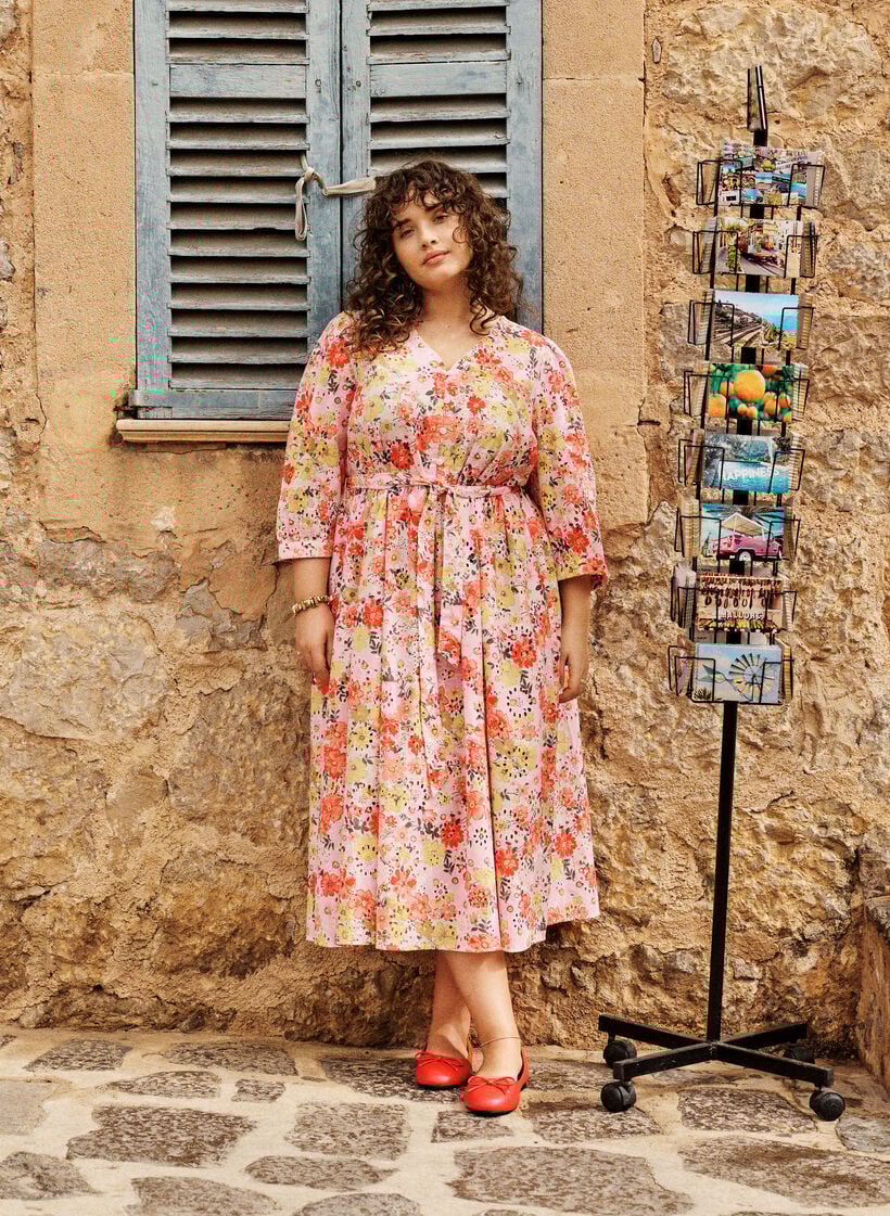 Bloemen midi-jurk met broderie anglaise en een strikriem, Roze, Image image number 0