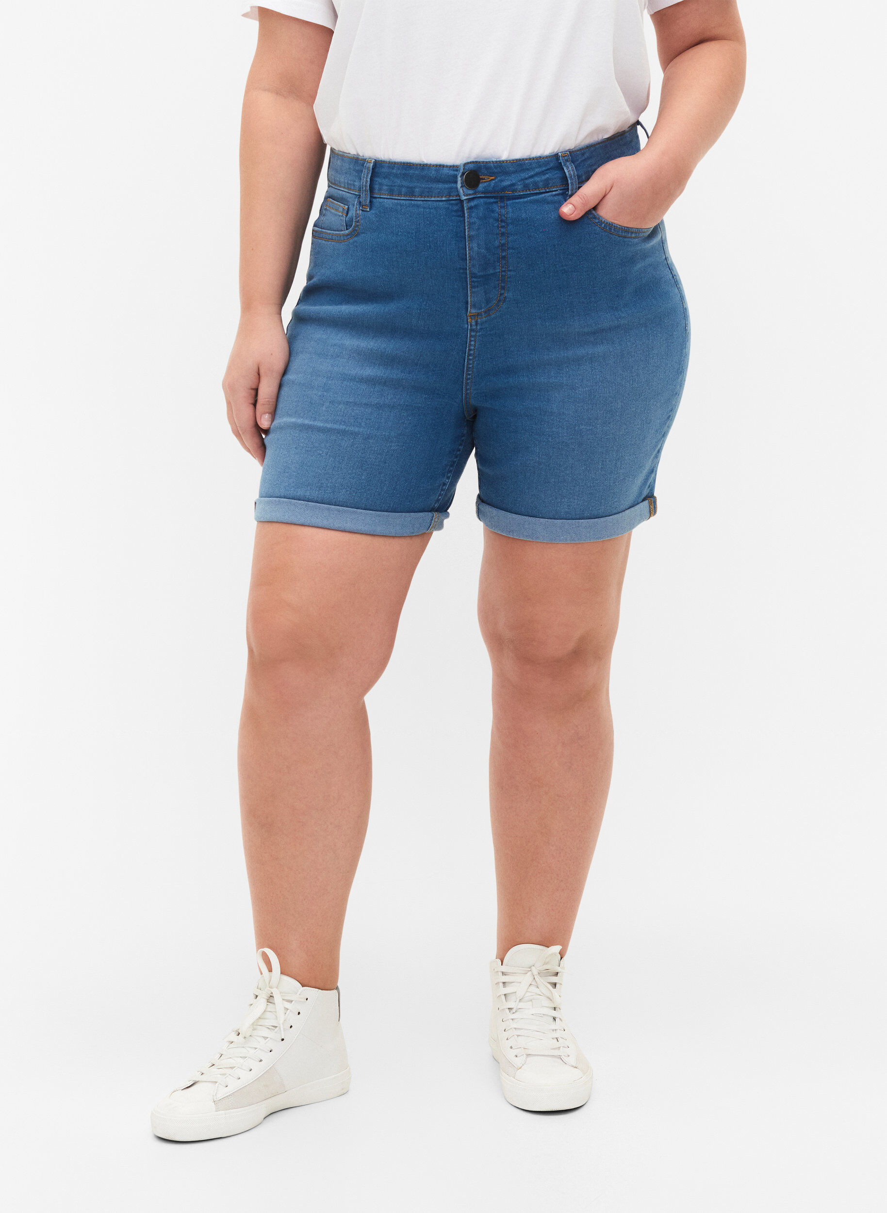 Zizzi High Waist denim shorts met slim fit, Medium Blue Denim, Model image number 2