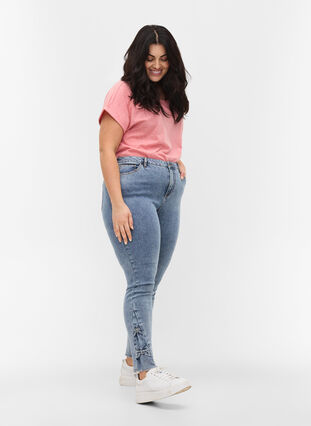 Cropped Amy jeans met strikjes, Light blue, Model image number 0
