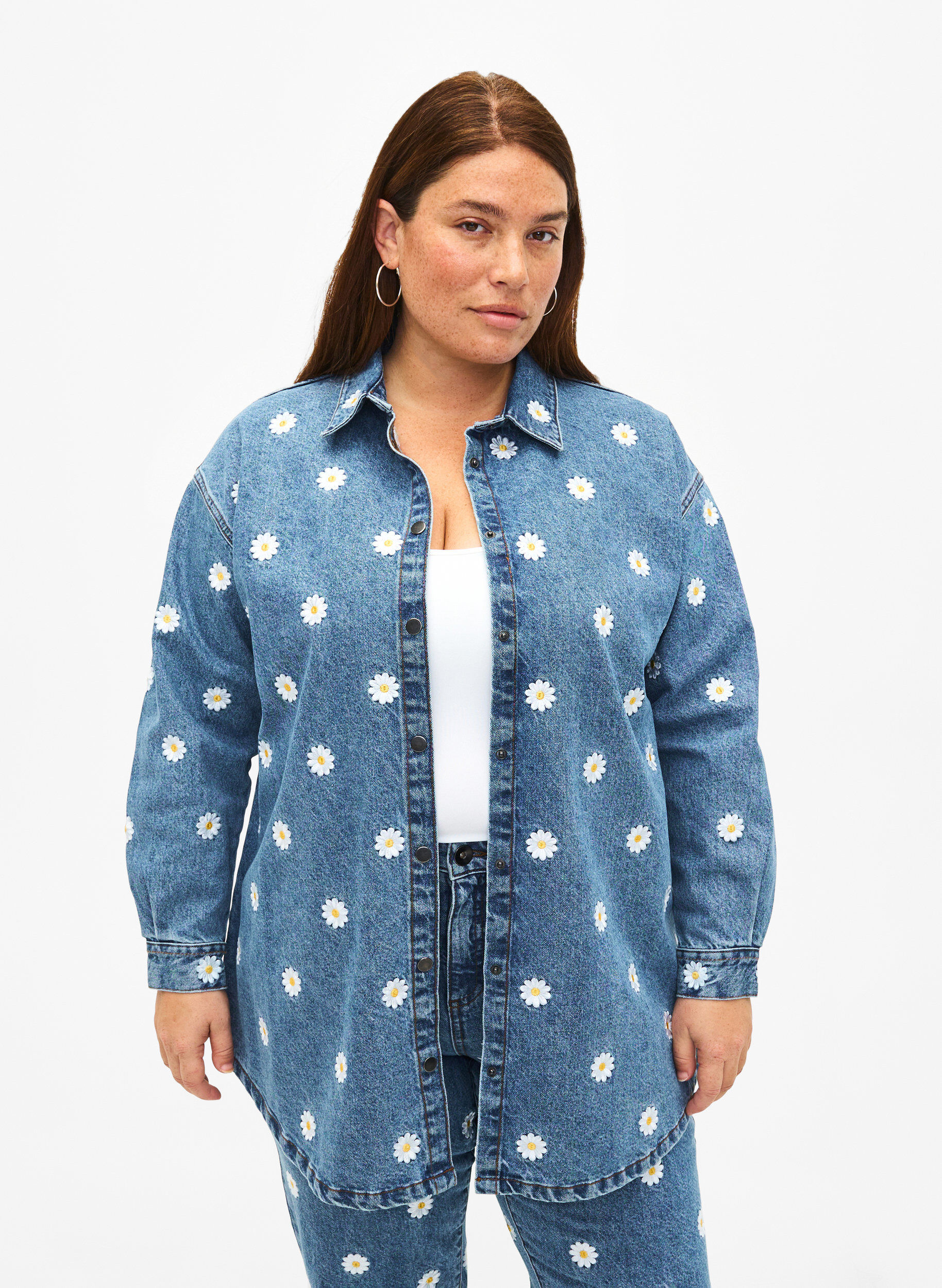 Zizzi Losse spijkerblouse met geborduurde madeliefjes, L.B. Flower, Model image number 0