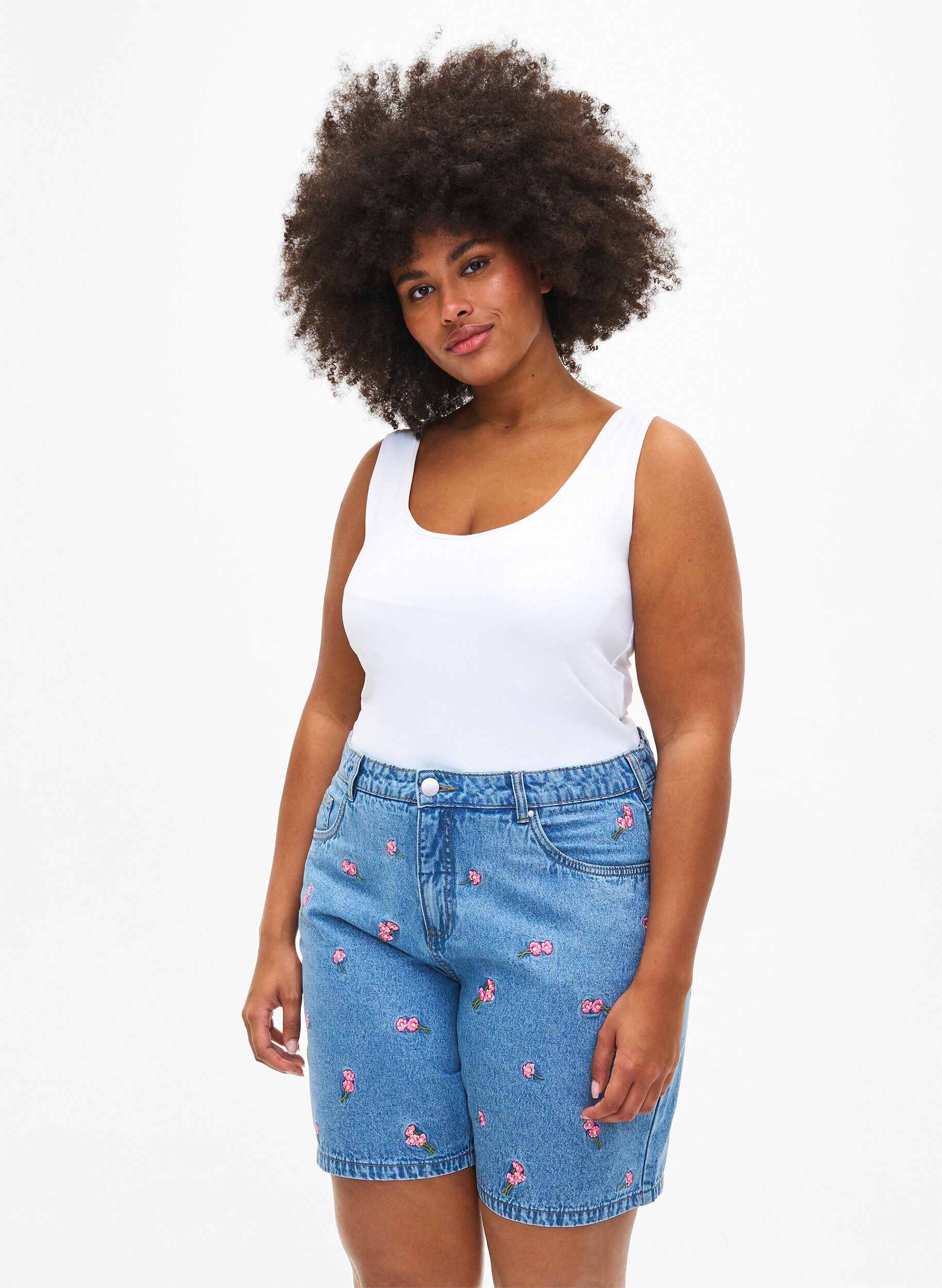 Zizzi Denimshorts met geborduurde bloemen, Blauw, Model image number 0