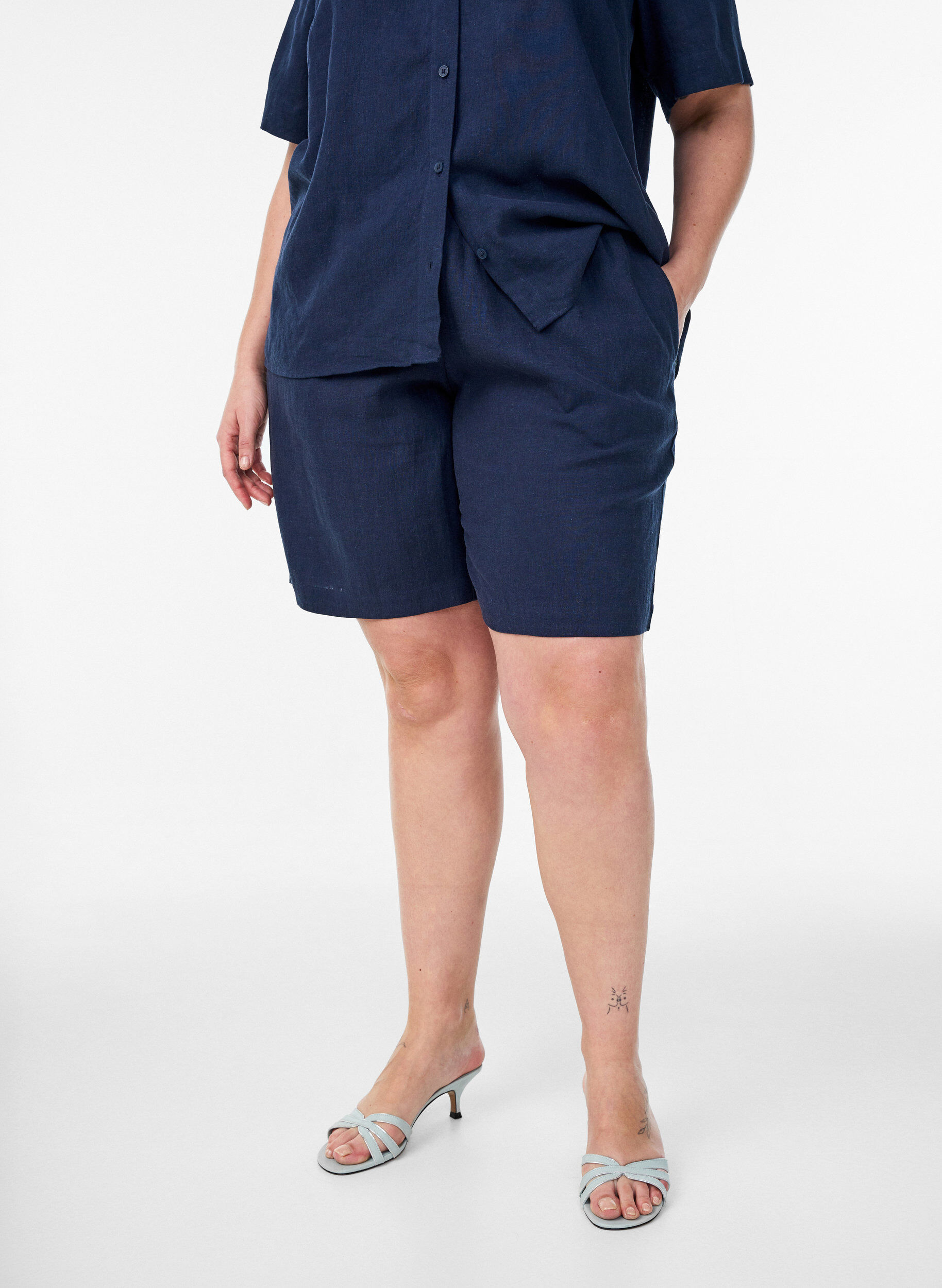 Zizzi Shorts met hoge taille in linnen en viscose, Blauw, Model image number 3
