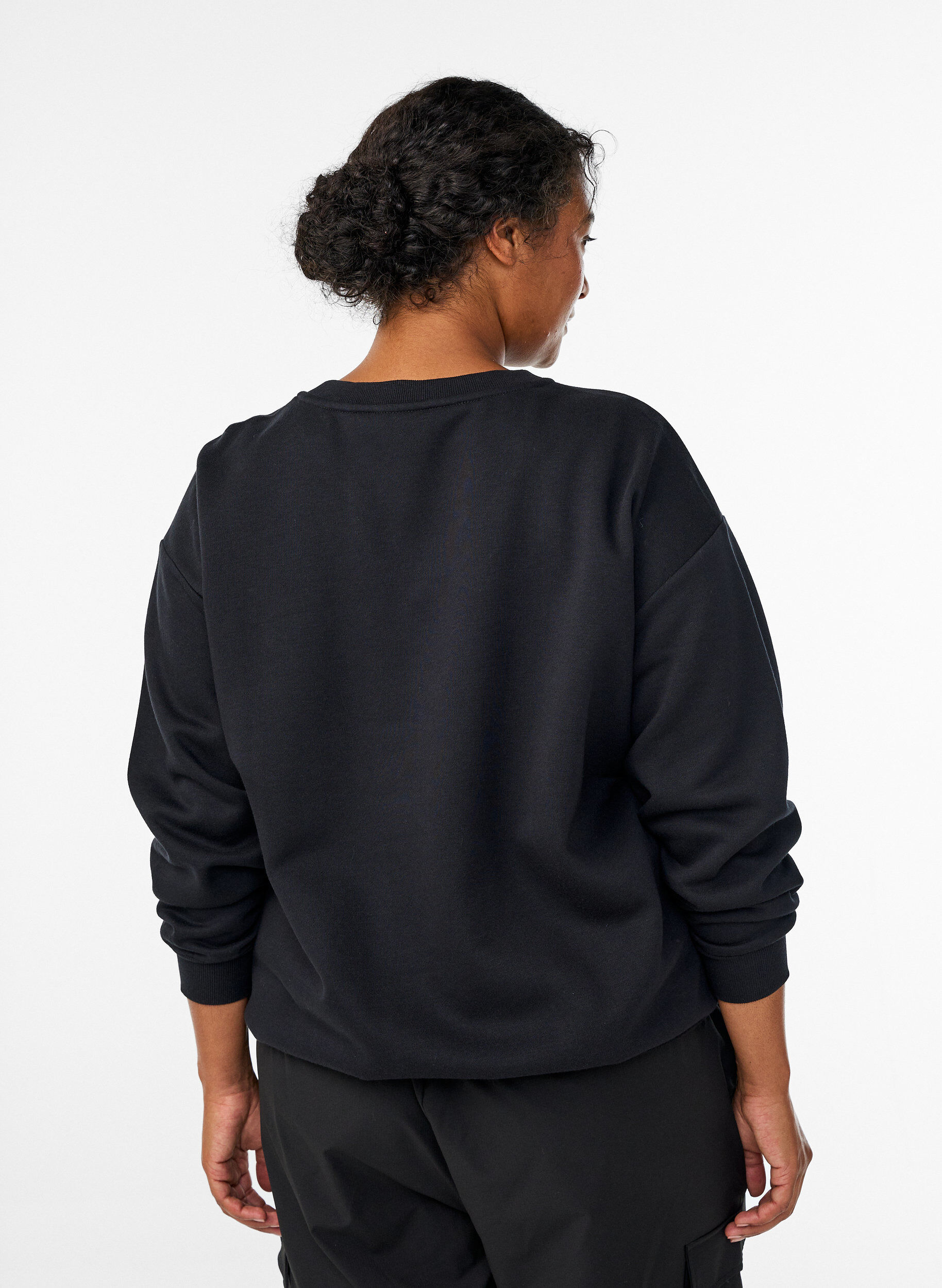 Zizzi Sweatshirt met statementdetail, Zwart, Model image number 2