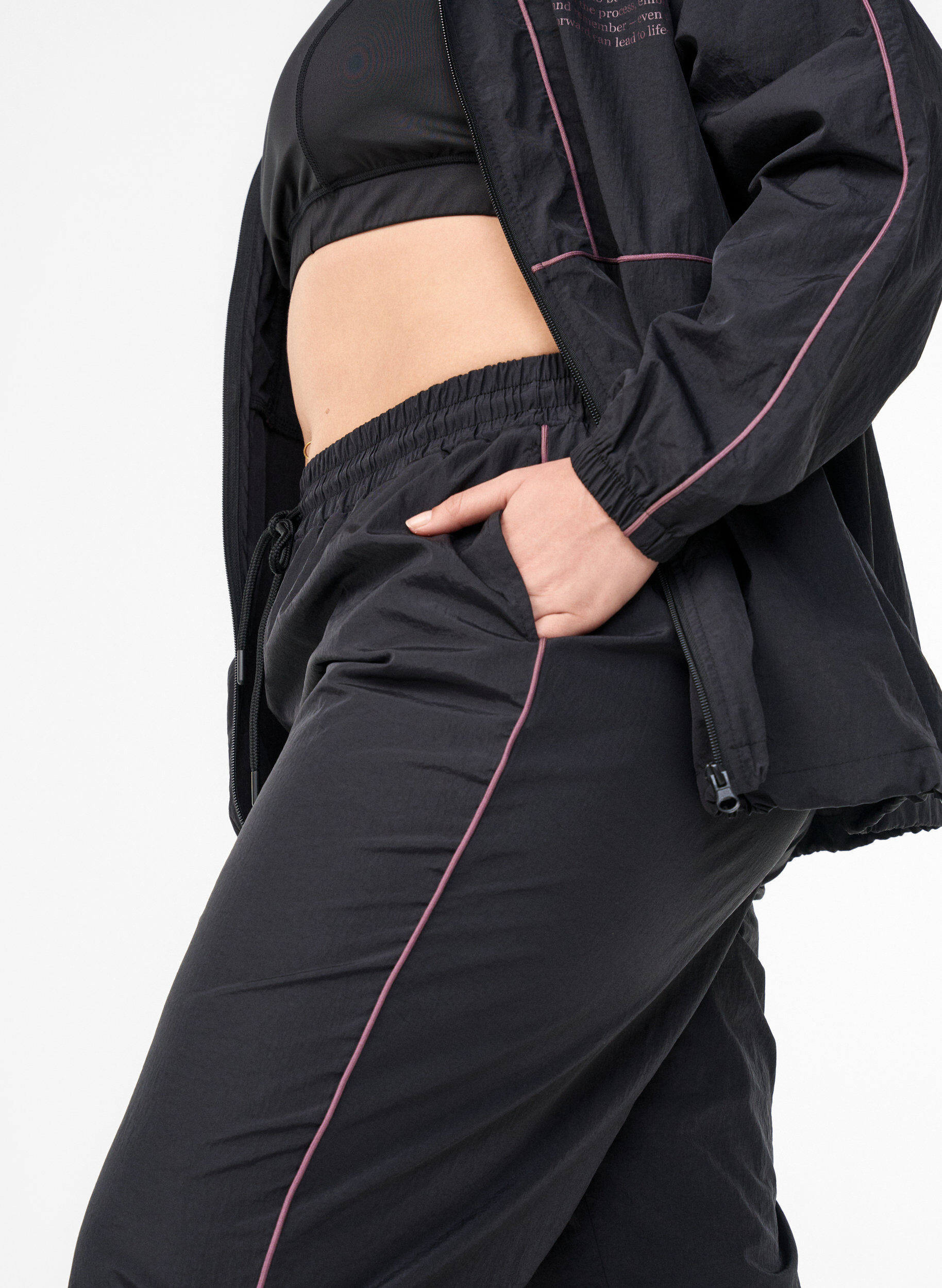 Zizzi Lichtgewicht broek met contrasterende biezen en hoge taille, Zwart, Model image number 2
