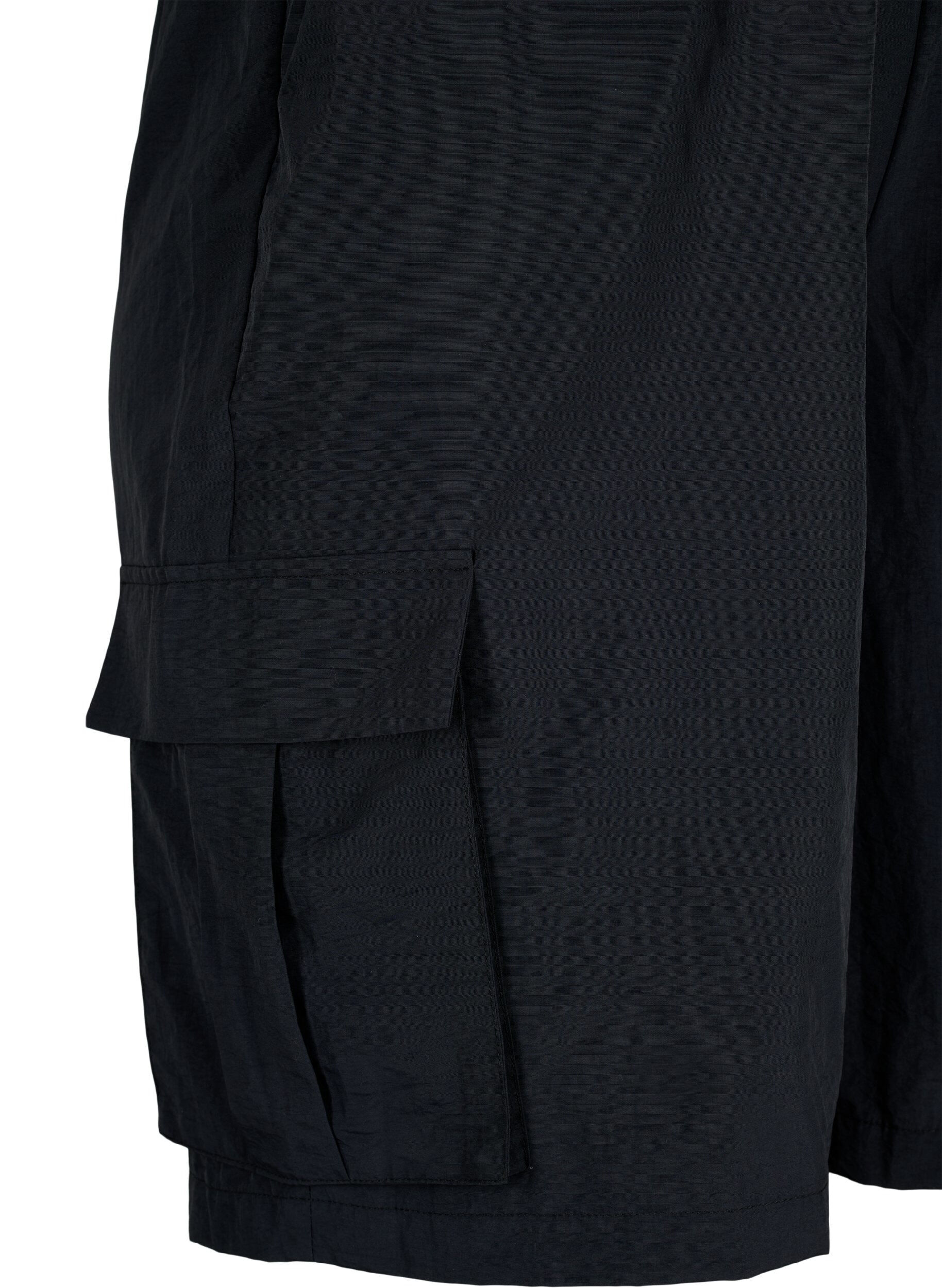 Zizzi  Korte broek met hoge taille en cargozakken, Black, Packshot image number 2
