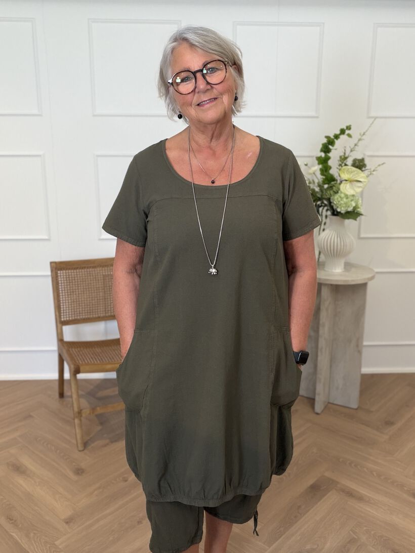 Ontspannen olijfgroene alledaagse look, , Model
