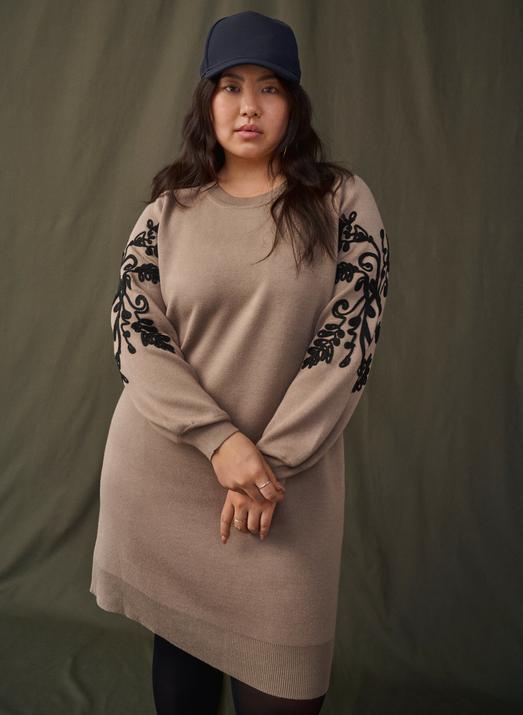 Zizzi Gebreide jurk met geborduurde details, Desert Taupe Comb, Image image number 0