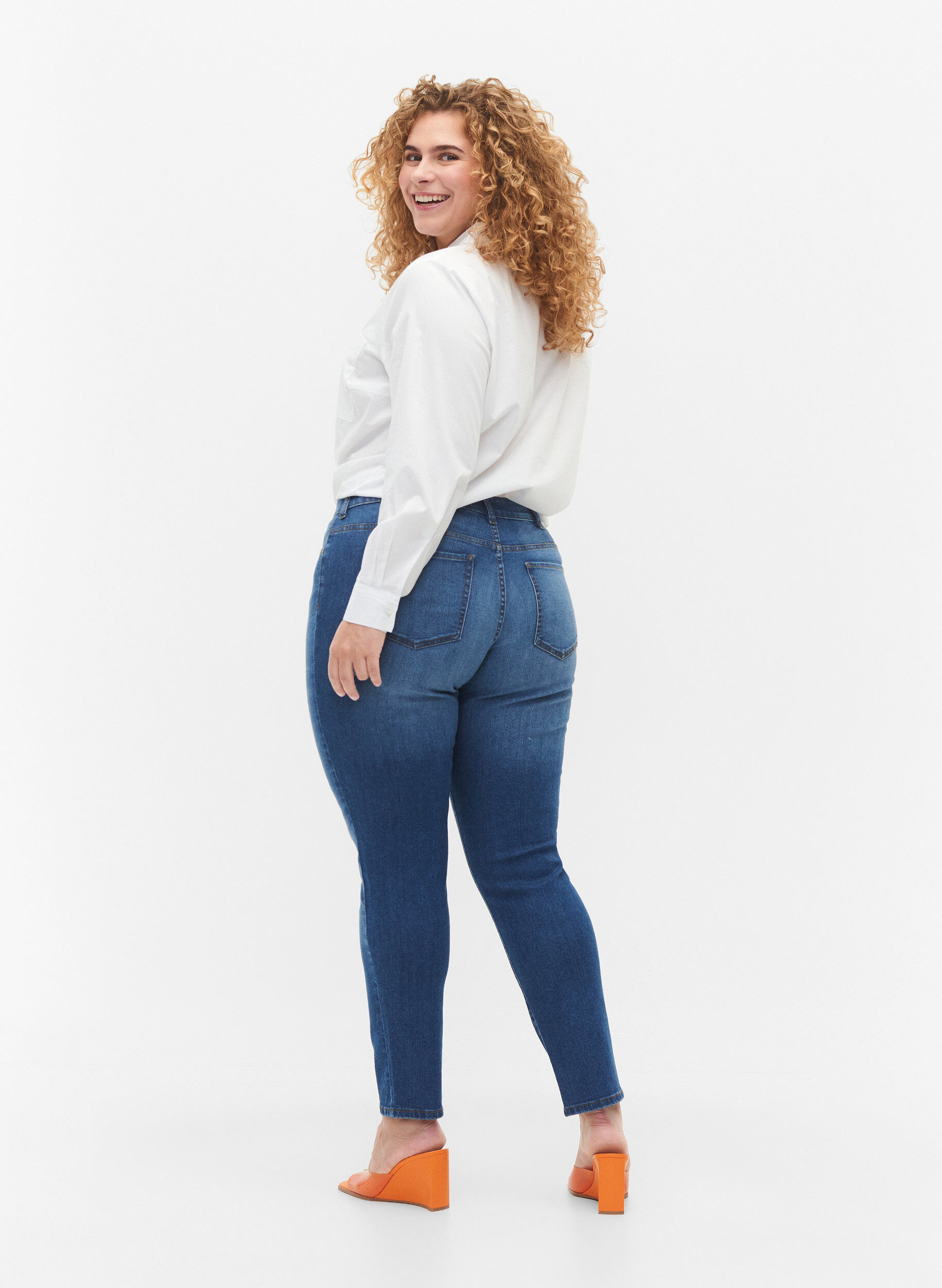Zizzi Emily jeans met reguliere taille en slanke pasvorm, Blue denim, Model image number 1