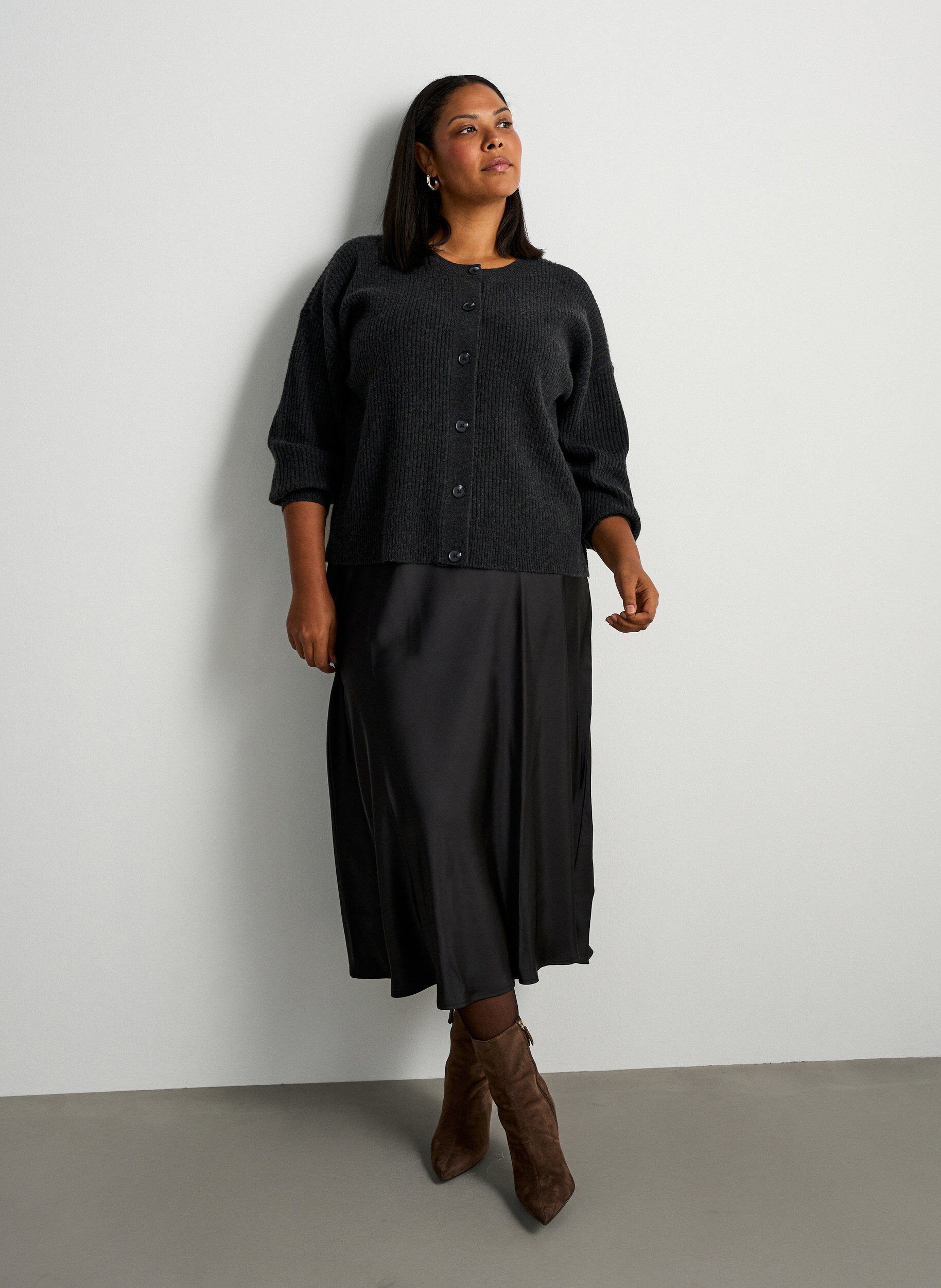 Satijnen midi rok, Zwart, Model