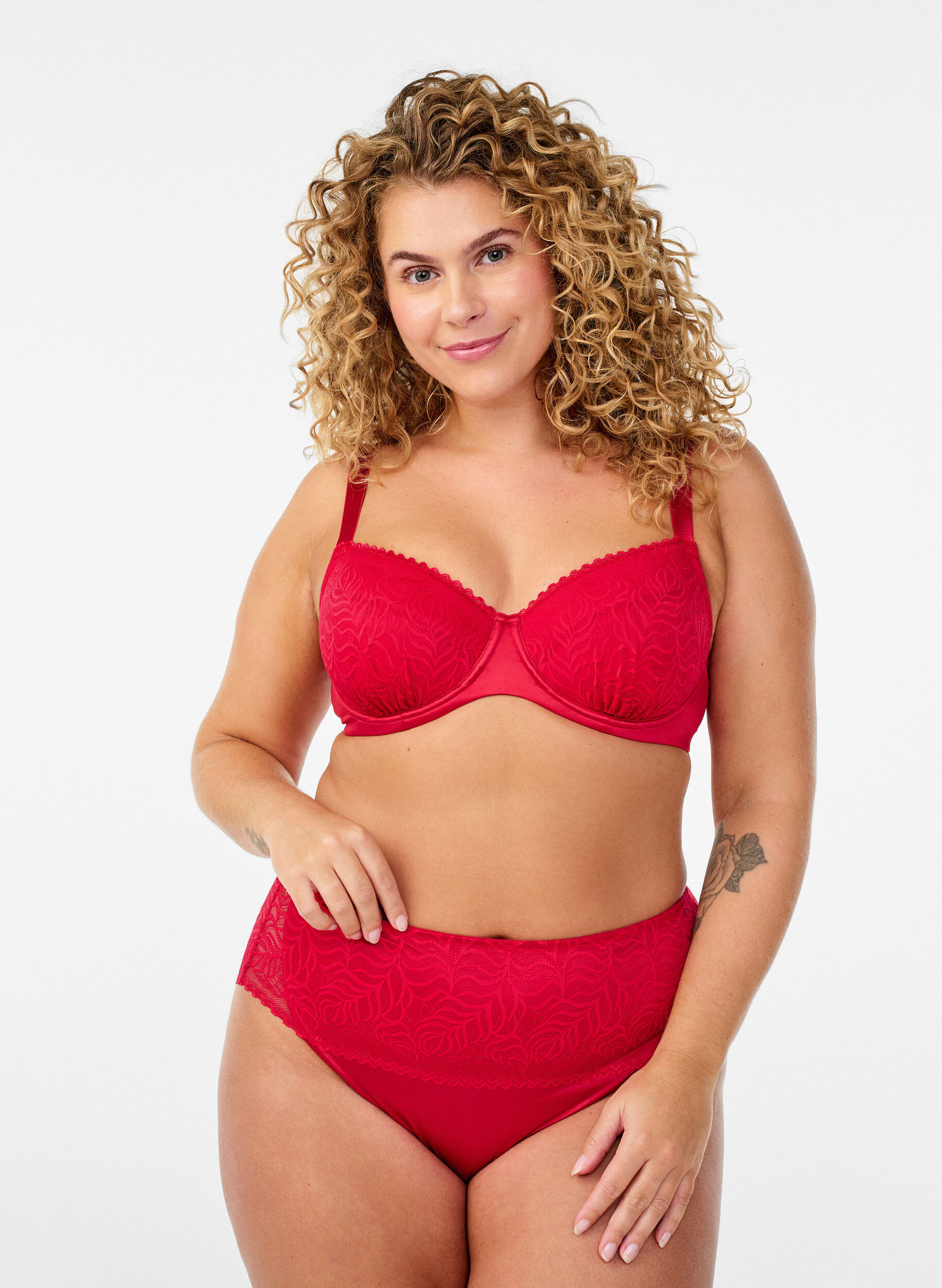 Zizzi Gewatteerde beha met glanzende microvezel en kanten cups, Rood, Model image number 1