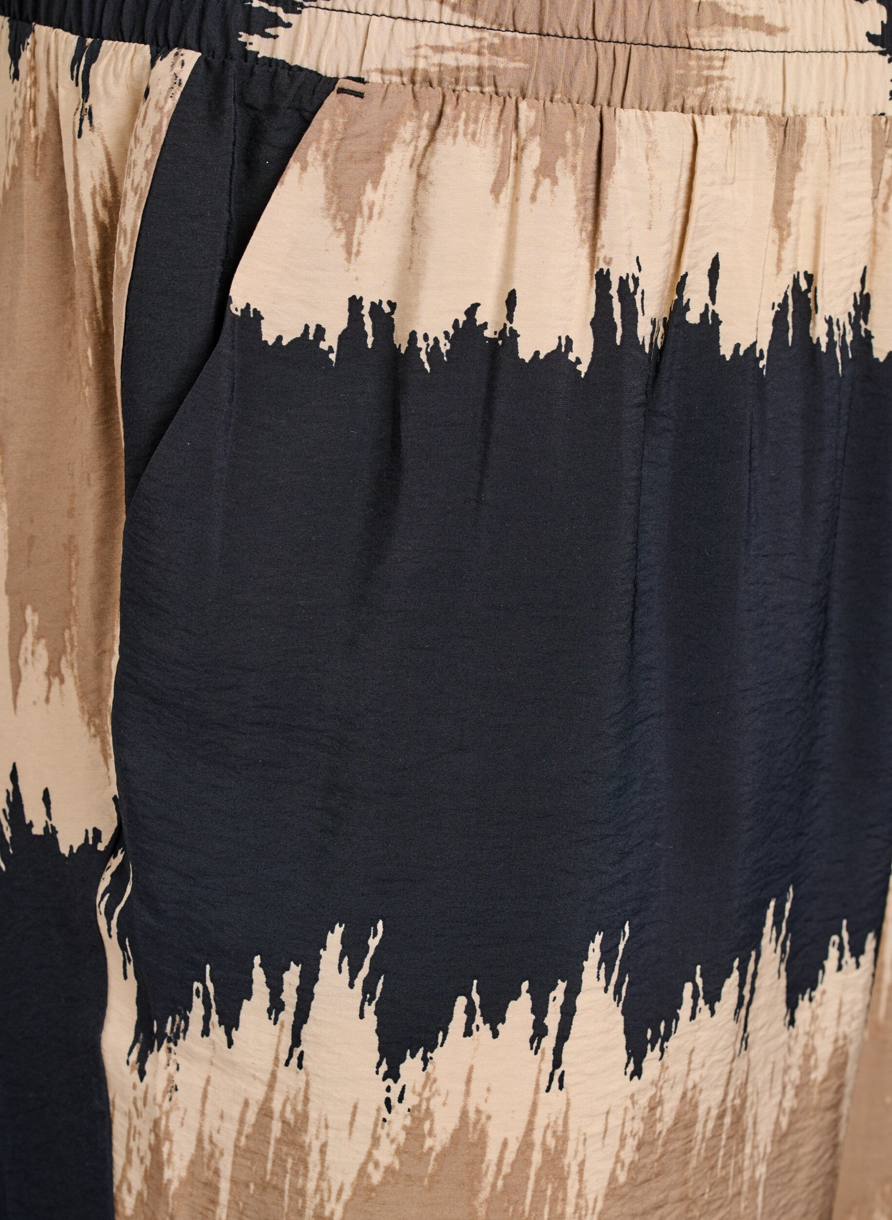 Zizzi Losse broek met grafische print, Zwart, Packshot image number 2