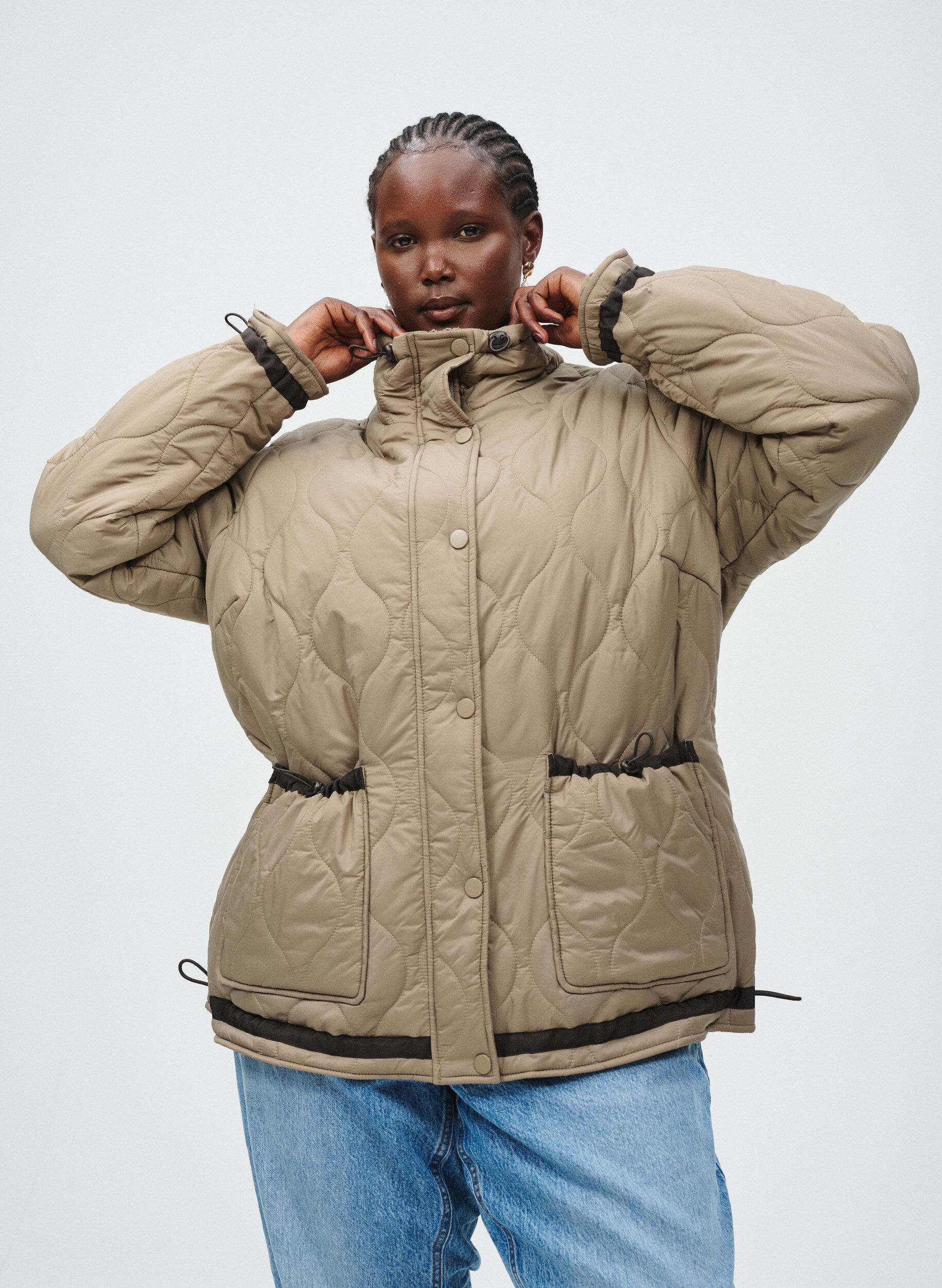 Zizzi Korte gewatteerde jas met contrastdetails, Beige, Image image number 0