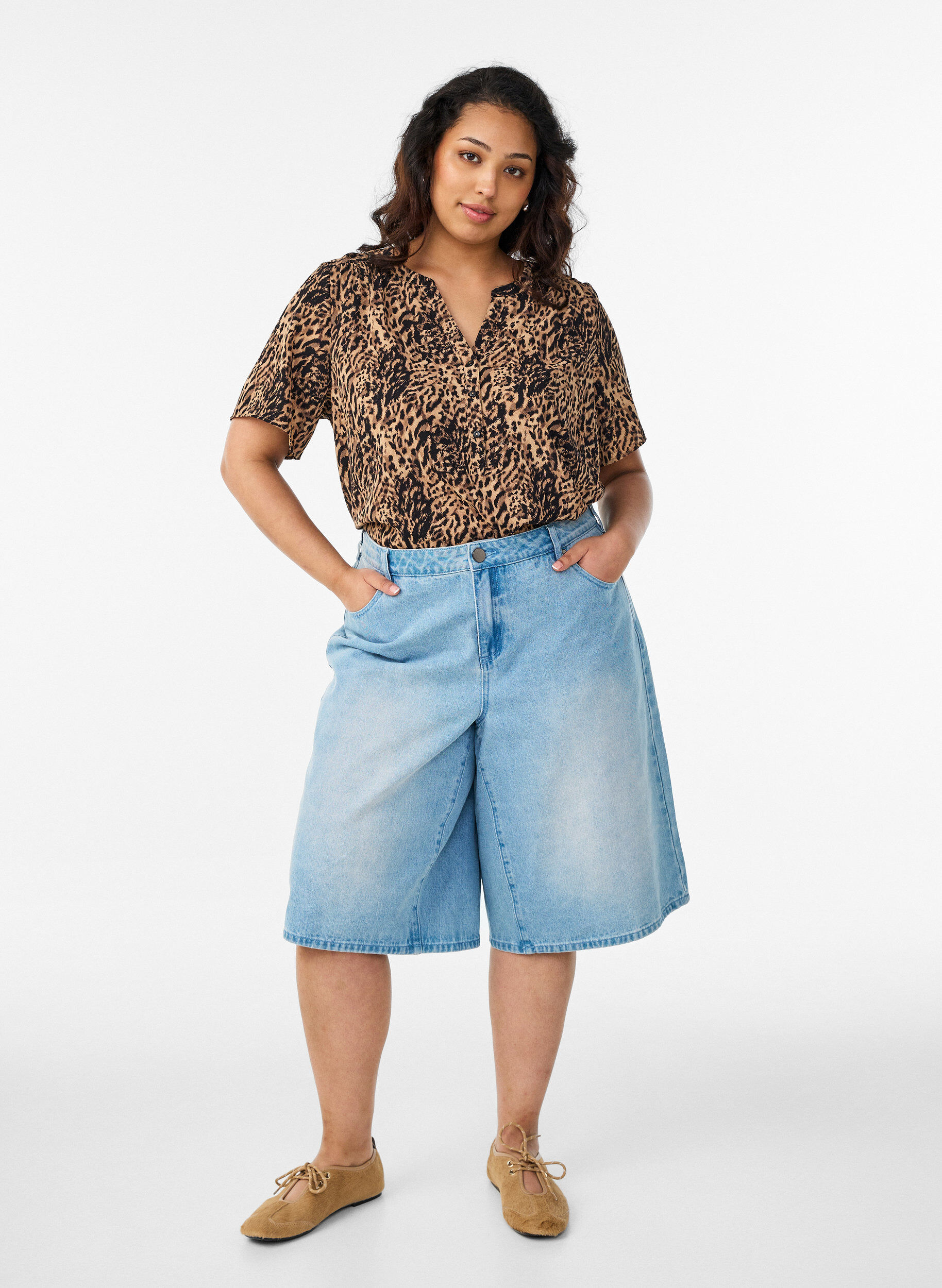 Zizzi Blouse met korte mouwen en v-halslijn, Bruin, Model image number 1