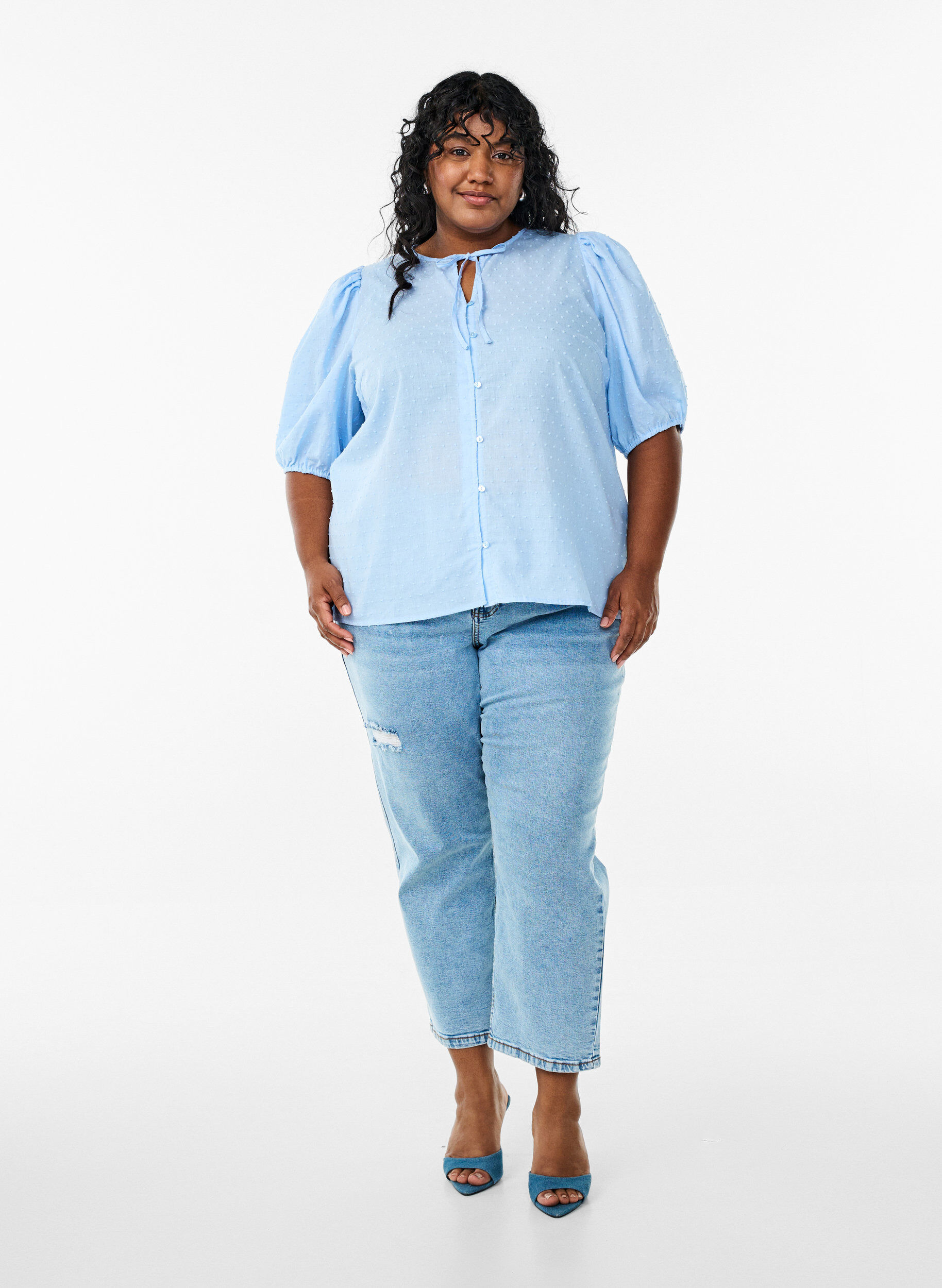 Zizzi Shirtblouse met strikkoord en gestippelde textuur, Blauw, Model image number 1