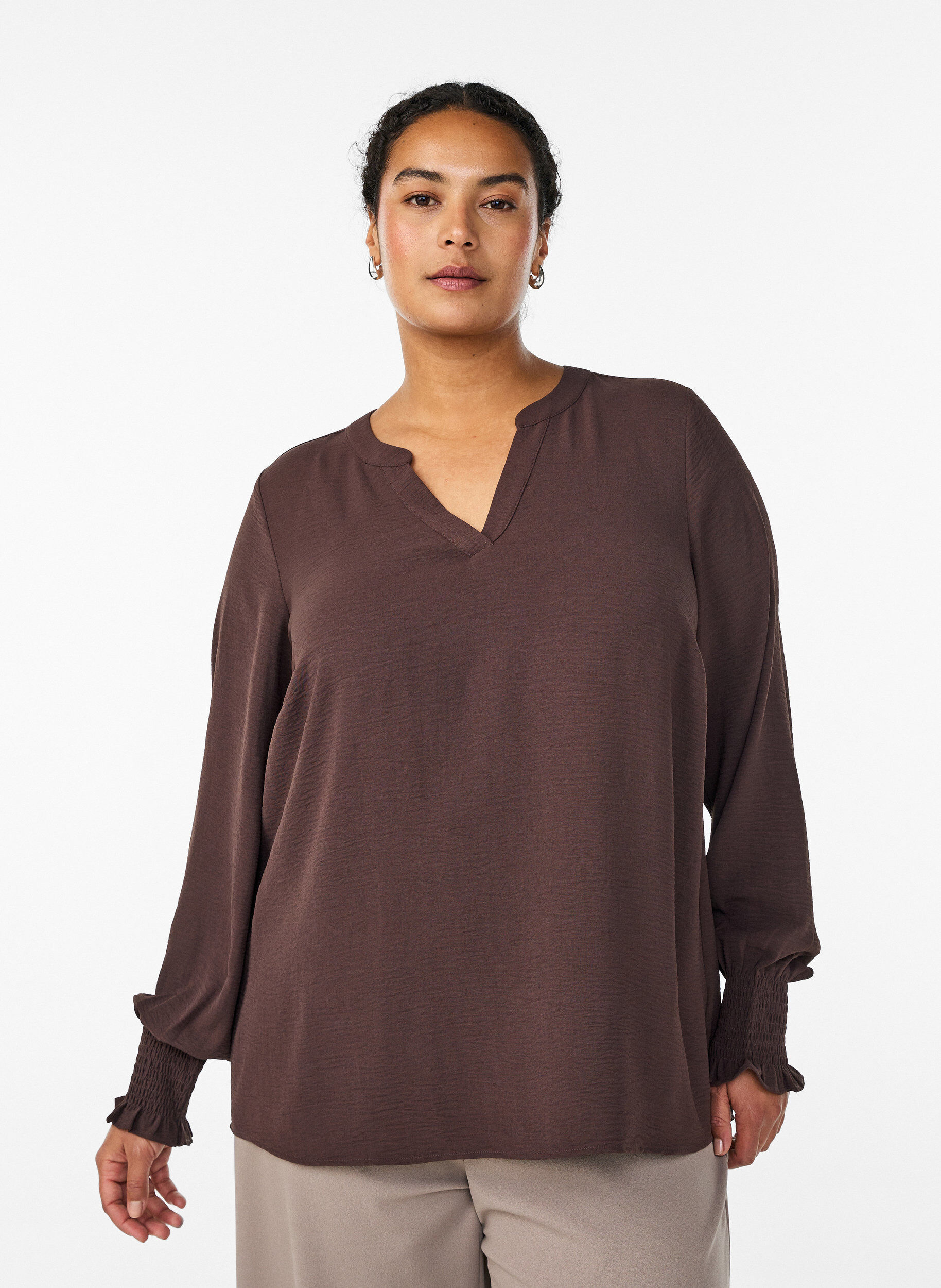Blouse met smockmanchetten en V-hals, Bruin, Model