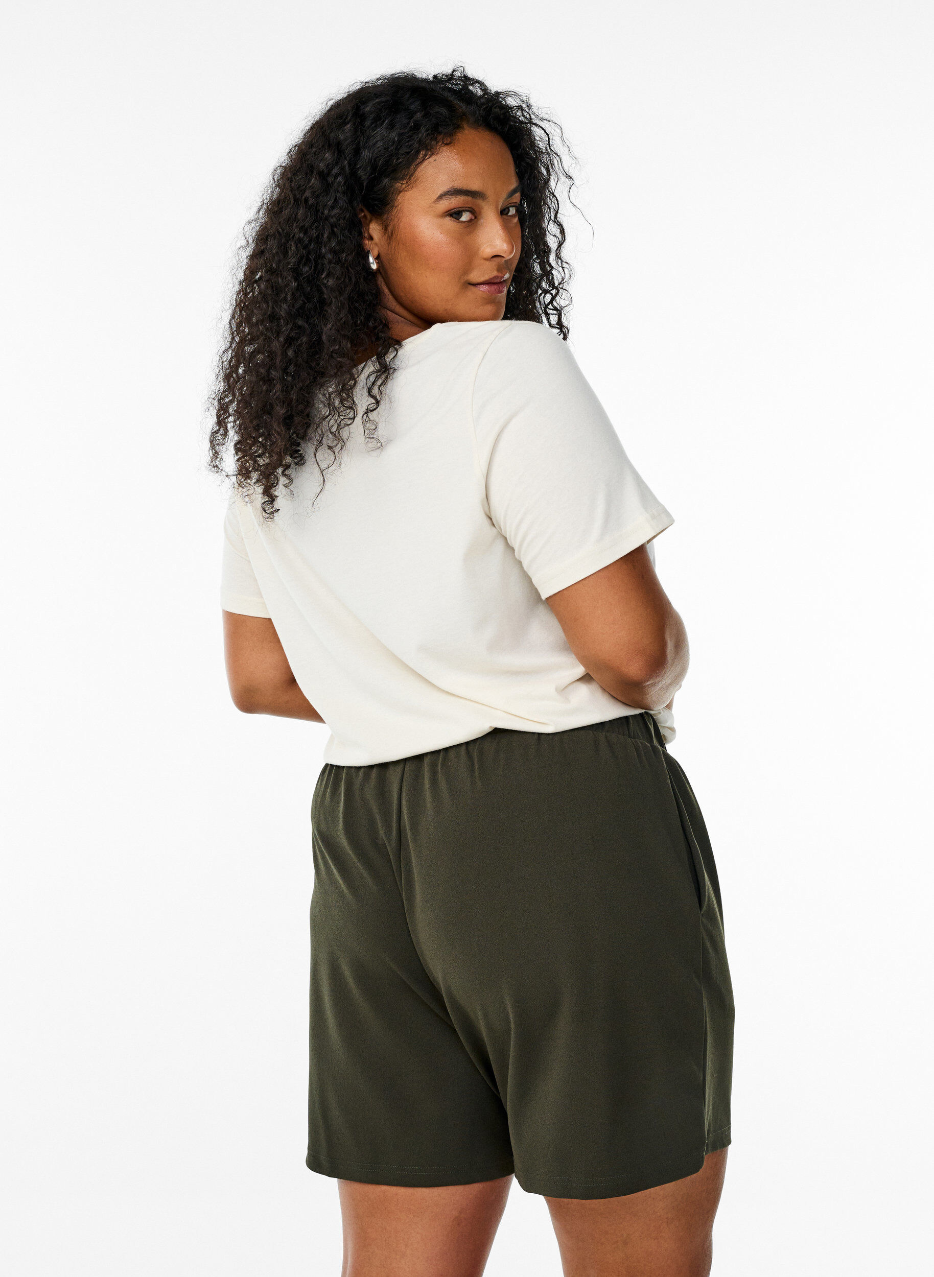 Zizzi Korte broek met losse pasvorm en zakken, Groen, Model image number 1