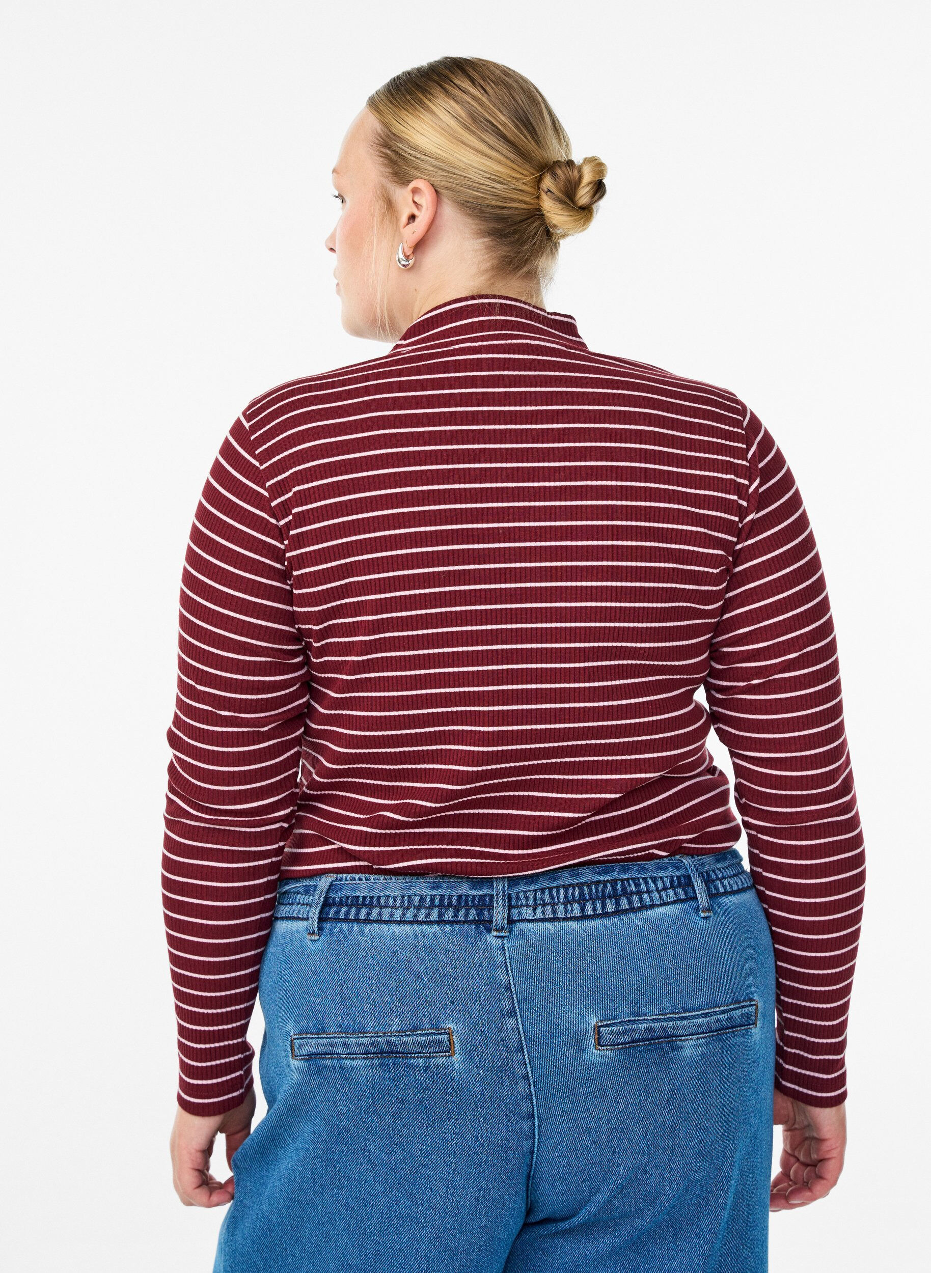 Zizzi Geribde gestreepte jersey blouse met een hoge hals, Donker Bordeaux, Model image number 2