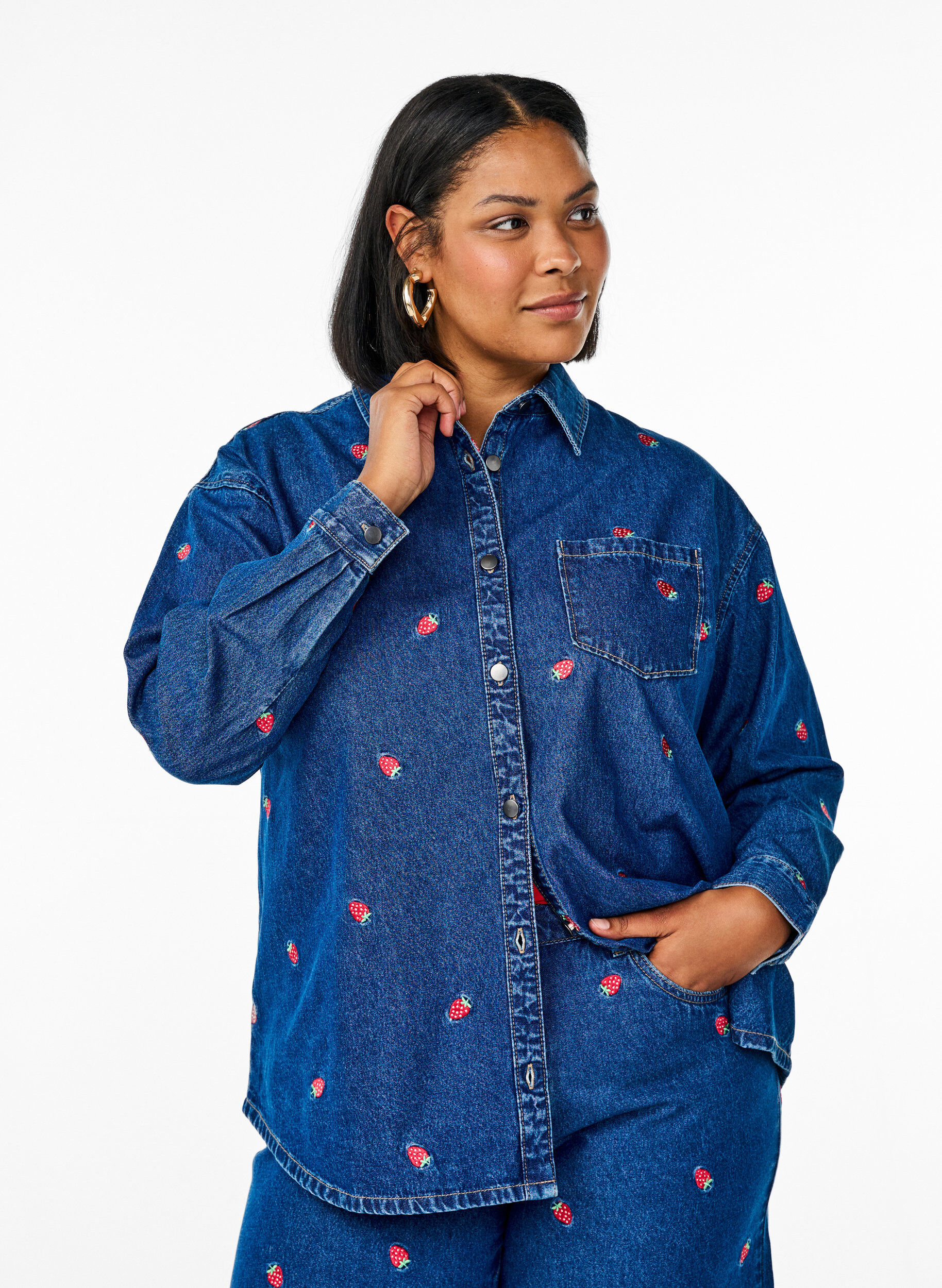 Denim shirt met geborduurde aardbeien, Blauw, Model