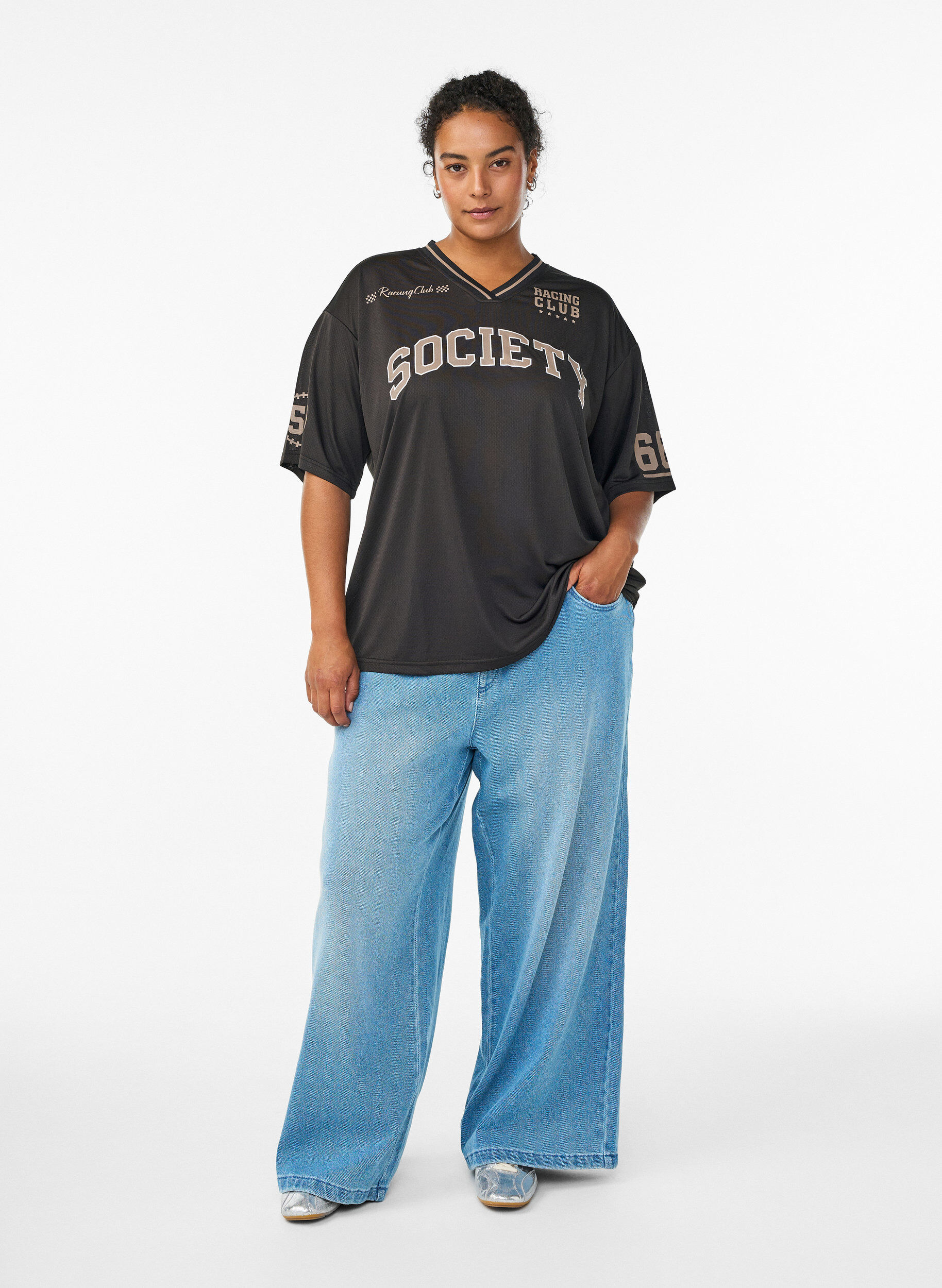 Zizzi Sportief T-shirt met V-hals en raceprint, Zwart, Model image number 1