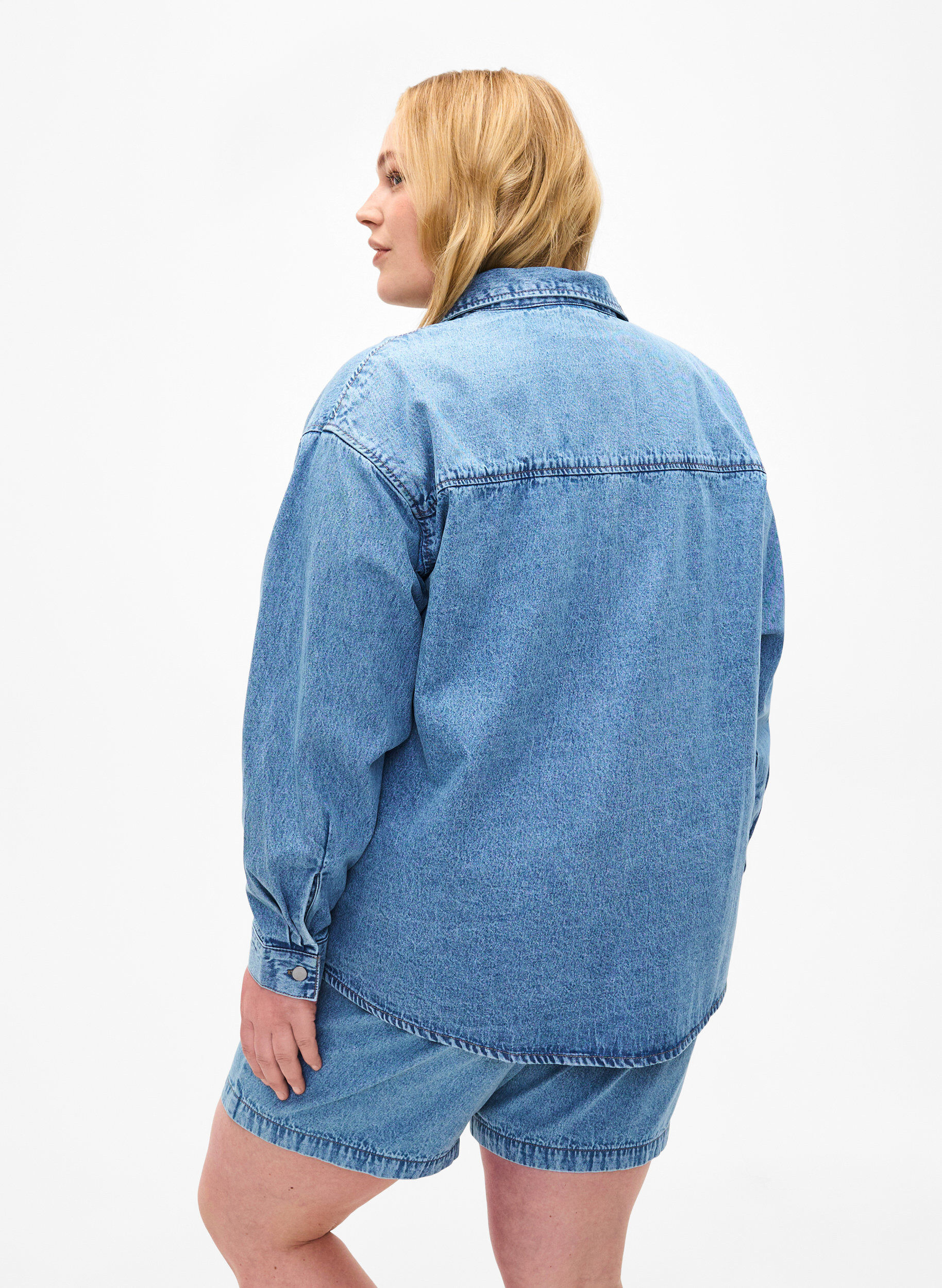 Zizzi Soepelvallend denim overhemd met borstzak, Light blue denim, Model image number 1