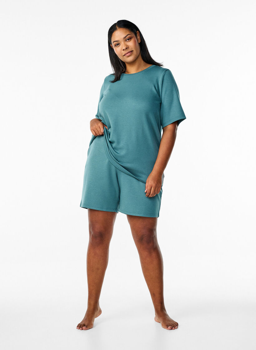 Korte broek van modalmix met zakken, Groen, Model image number 1